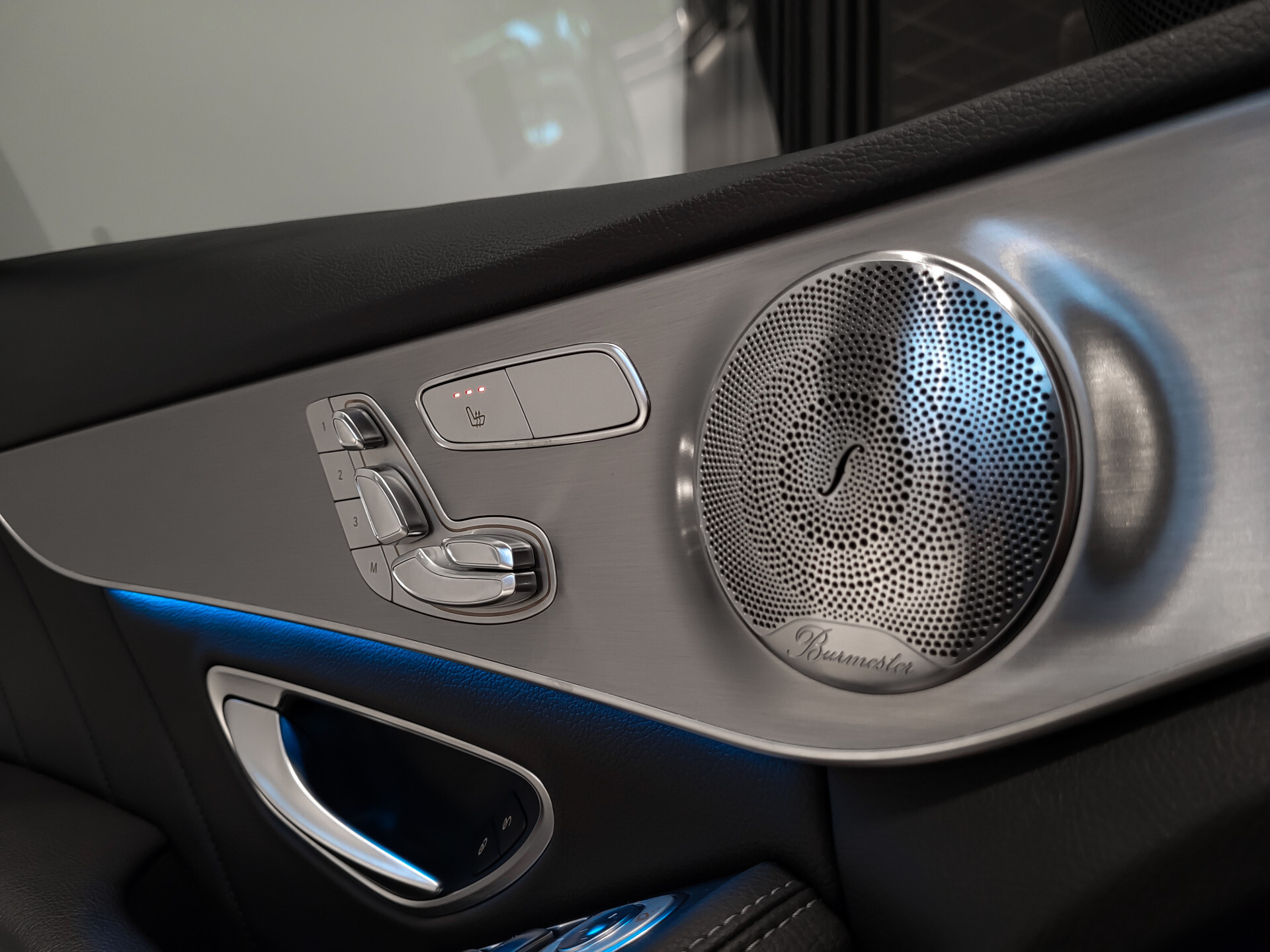 Mercedes-Benz C-Klasse 200 AMG Leder | Carbon | Burmester | 20" | ILS | Comand | Sfeerverlichting | Memory | Volledige historie Foto 12