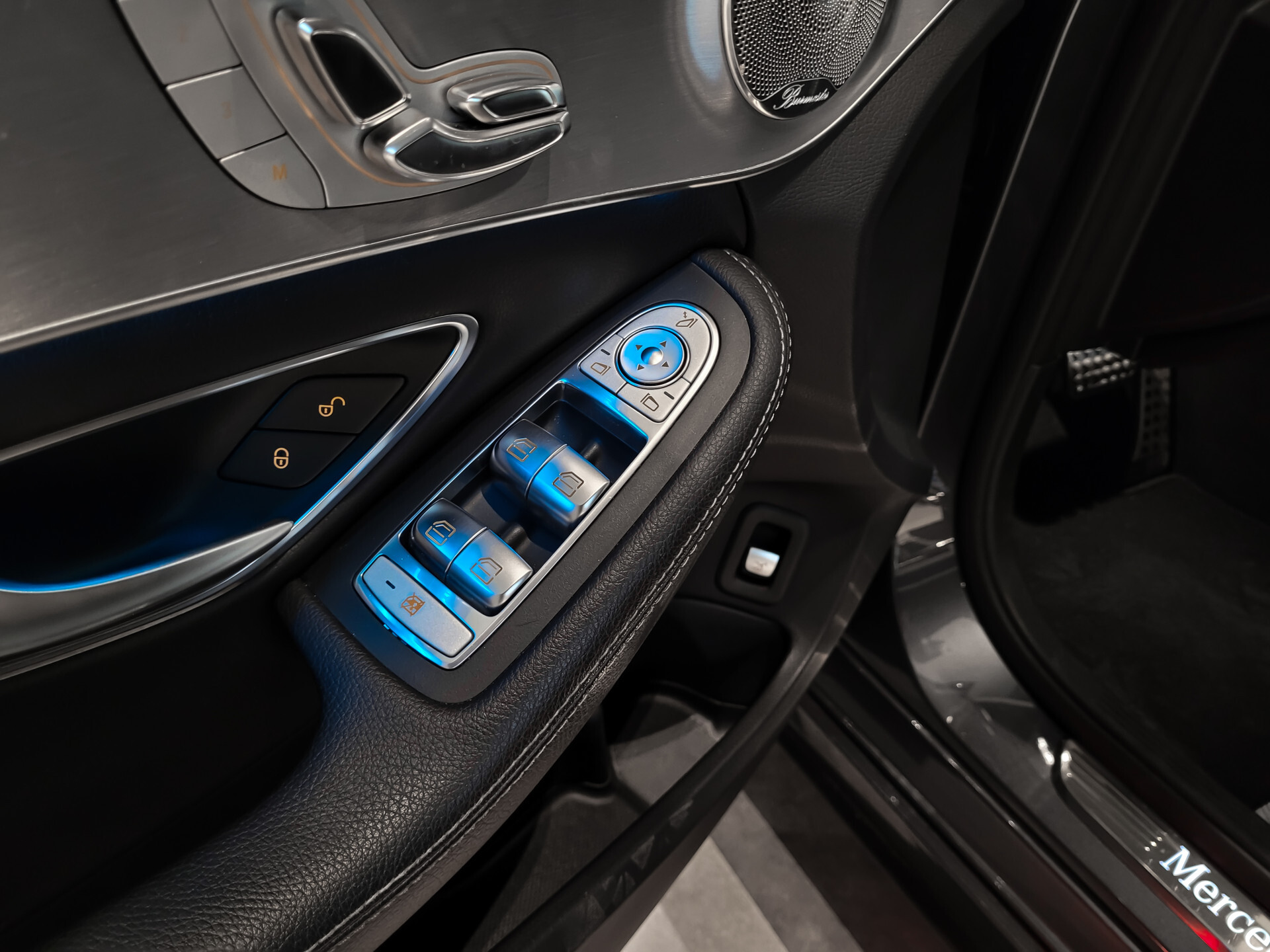 Mercedes-Benz C-Klasse 200 AMG Leder | Carbon | Burmester | 20" | ILS | Comand | Sfeerverlichting | Memory | Volledige historie Foto 14