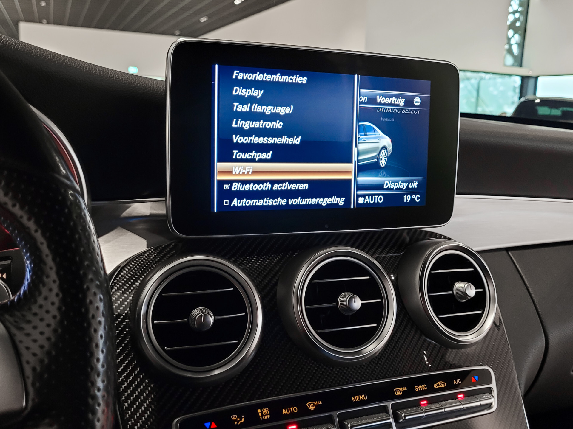 Mercedes-Benz C-Klasse 200 AMG Leder | Carbon | Burmester | 20" | ILS | Comand | Sfeerverlichting | Memory | Volledige historie Foto 23