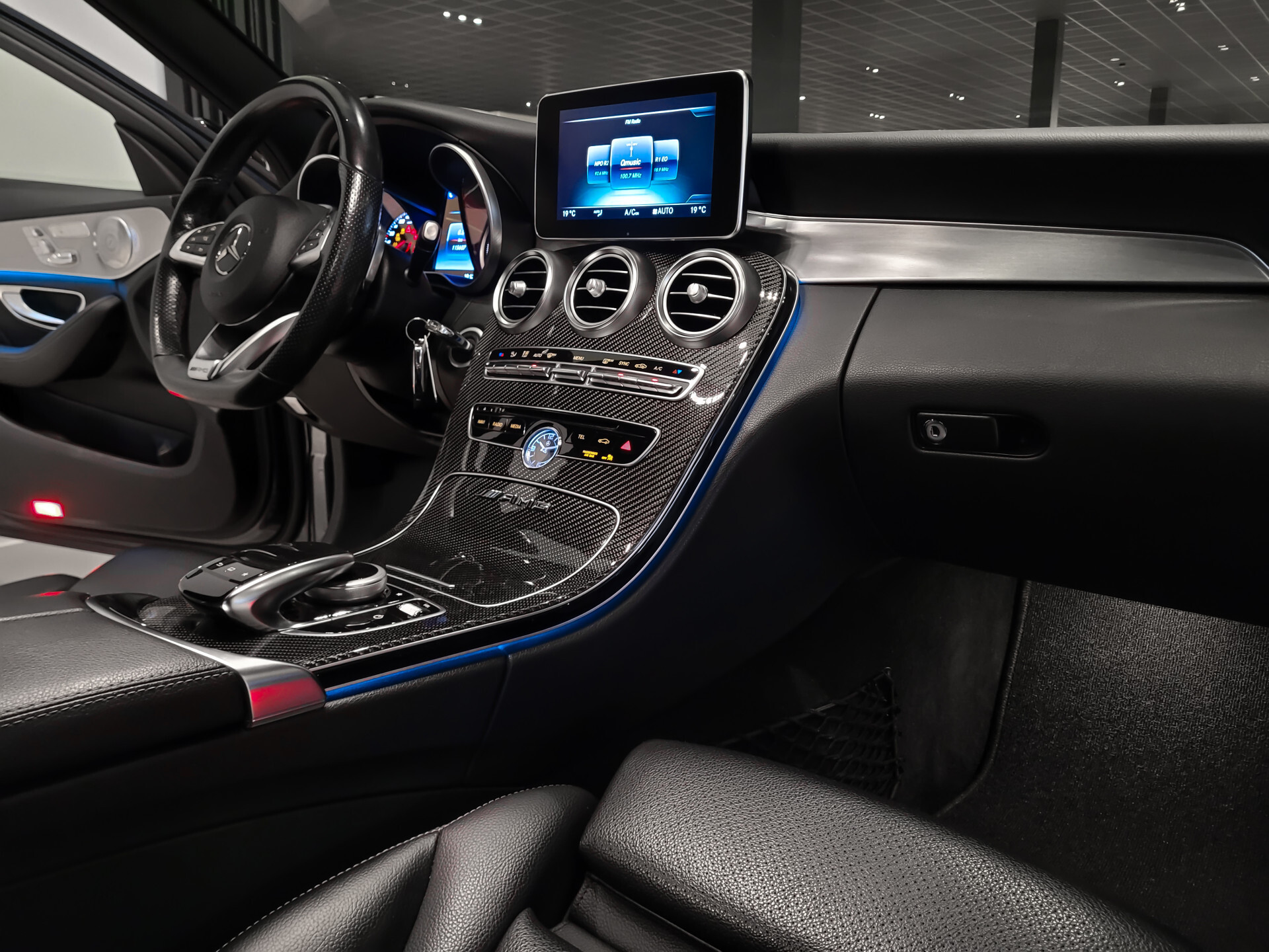 Mercedes-Benz C-Klasse 200 AMG Leder | Carbon | Burmester | 20" | ILS | Comand | Sfeerverlichting | Memory | Volledige historie Foto 32