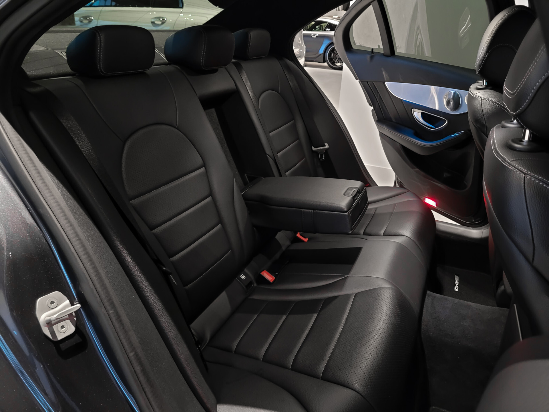 Mercedes-Benz C-Klasse 200 AMG Leder | Carbon | Burmester | 20" | ILS | Comand | Sfeerverlichting | Memory | Volledige historie Foto 9