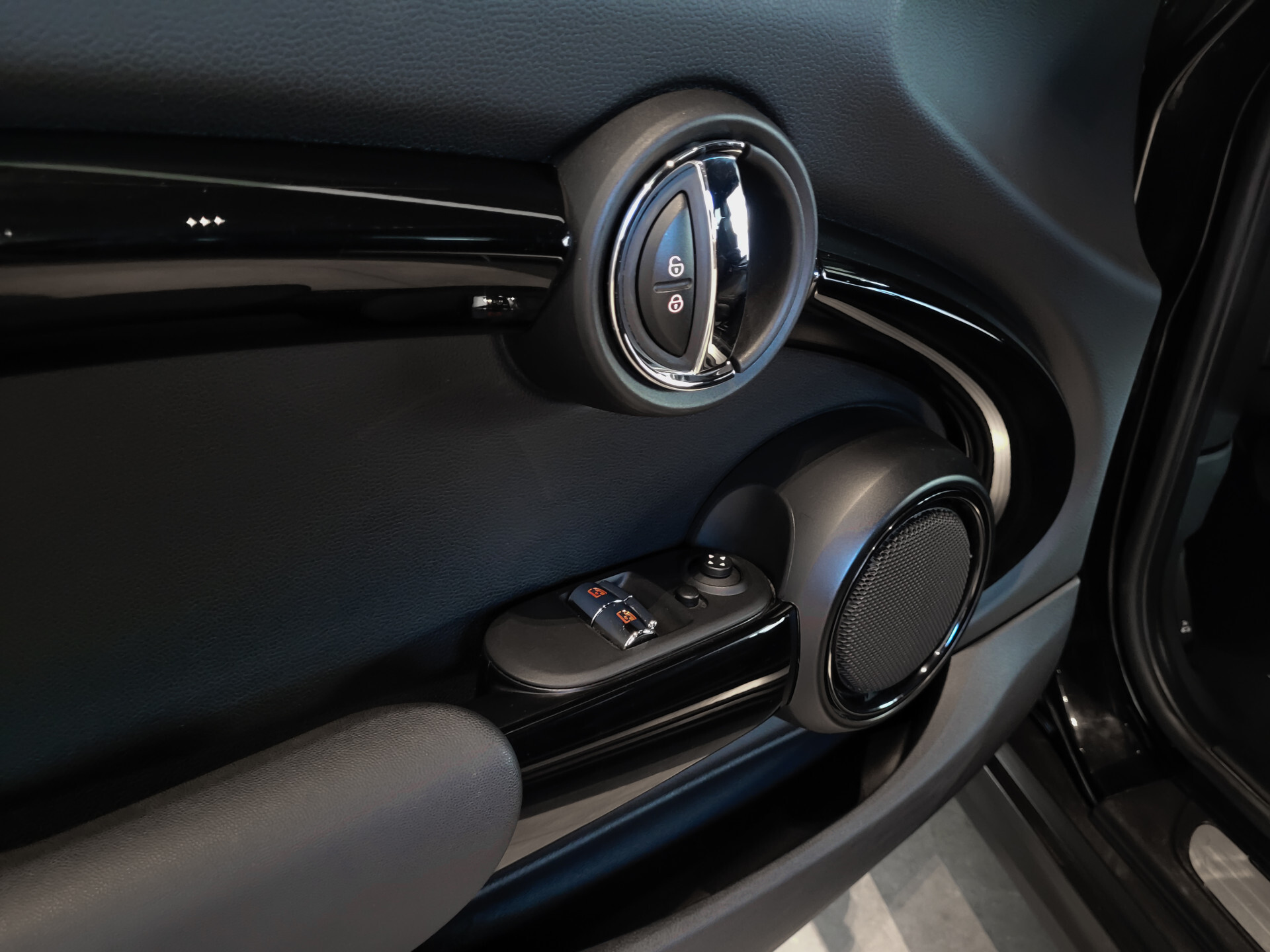 MINI 1.5 Cooper Business BLACK NL auto | Cruise | New service | LM velgen Foto 10