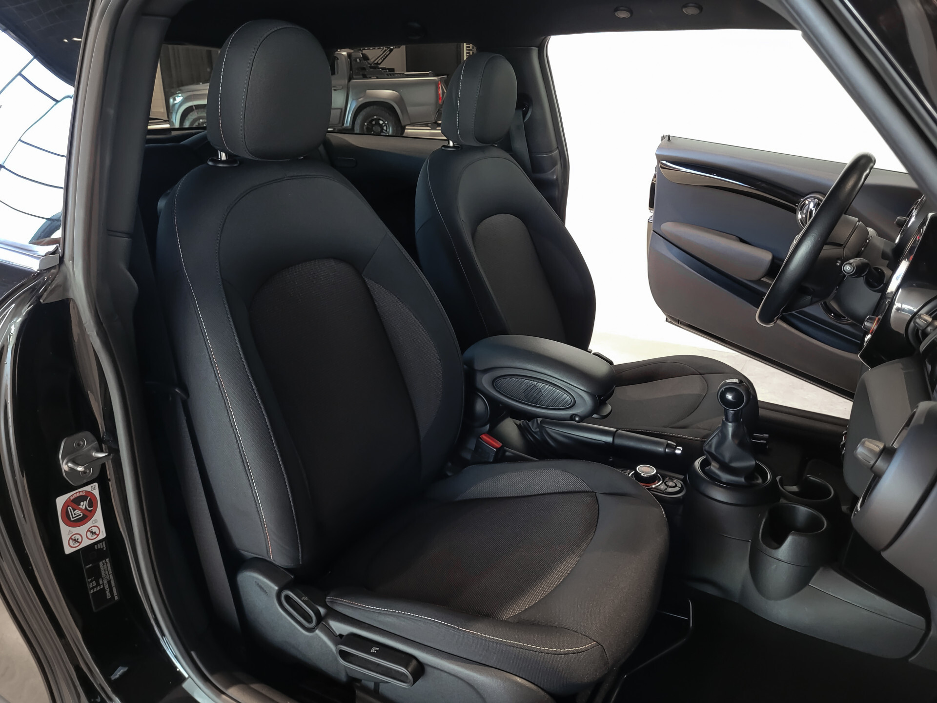 MINI 1.5 Cooper Business BLACK NL auto | Cruise | New service | LM velgen Foto 6