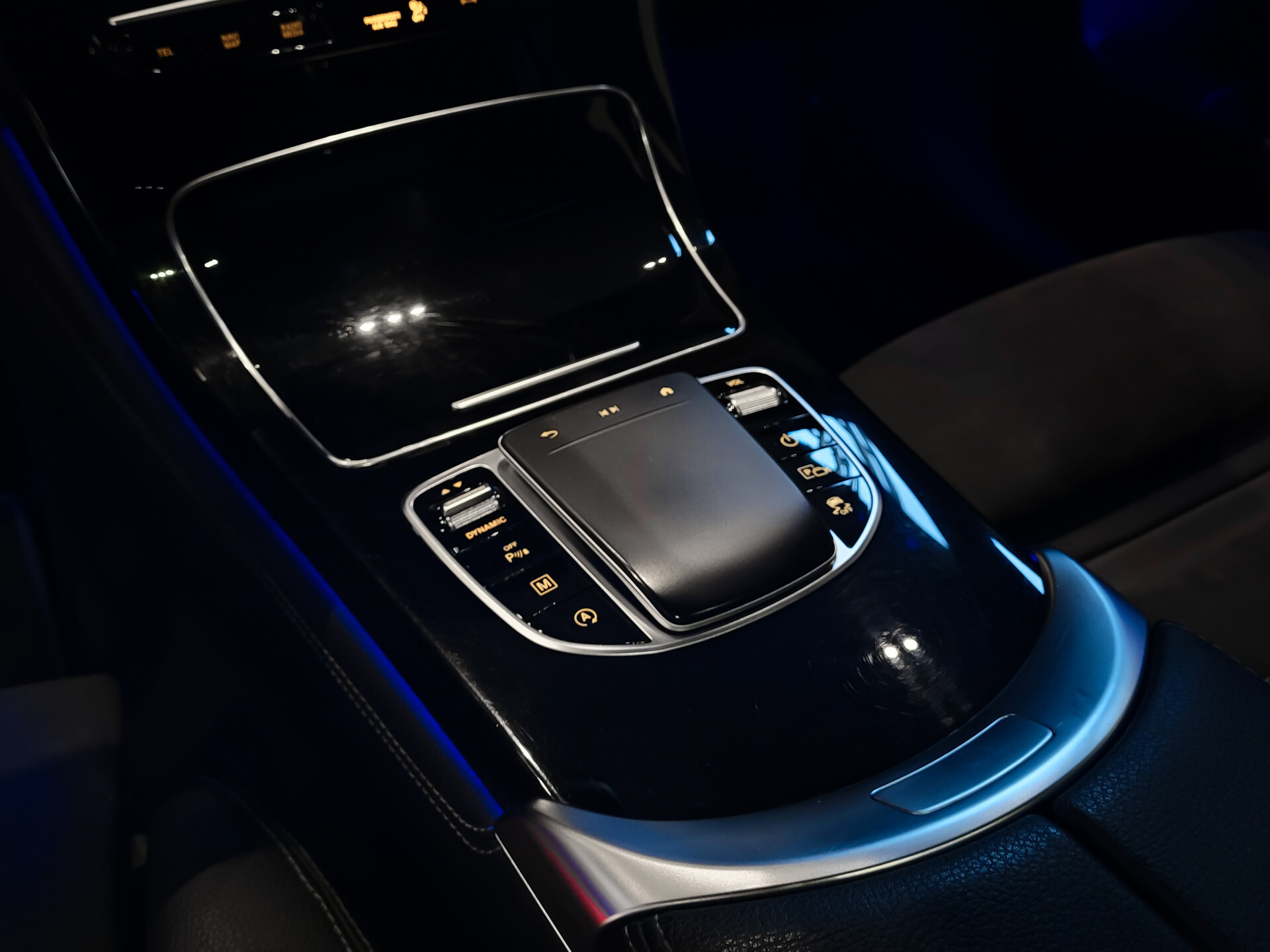 Mercedes-Benz GLC 200 4-M AMG Night | Panorama | 20" | Trekhaak | MBUX | Spoorpakket | Sfeerverlichting | Treeplanken | New Service Foto 18