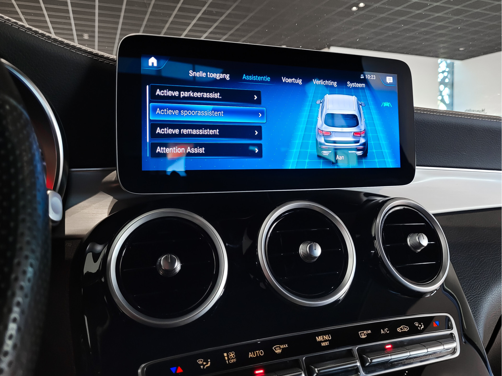 Mercedes-Benz GLC 200 4-M AMG Night | Panorama | 20" | Trekhaak | MBUX | Spoorpakket | Sfeerverlichting | Treeplanken | New Service Foto 19