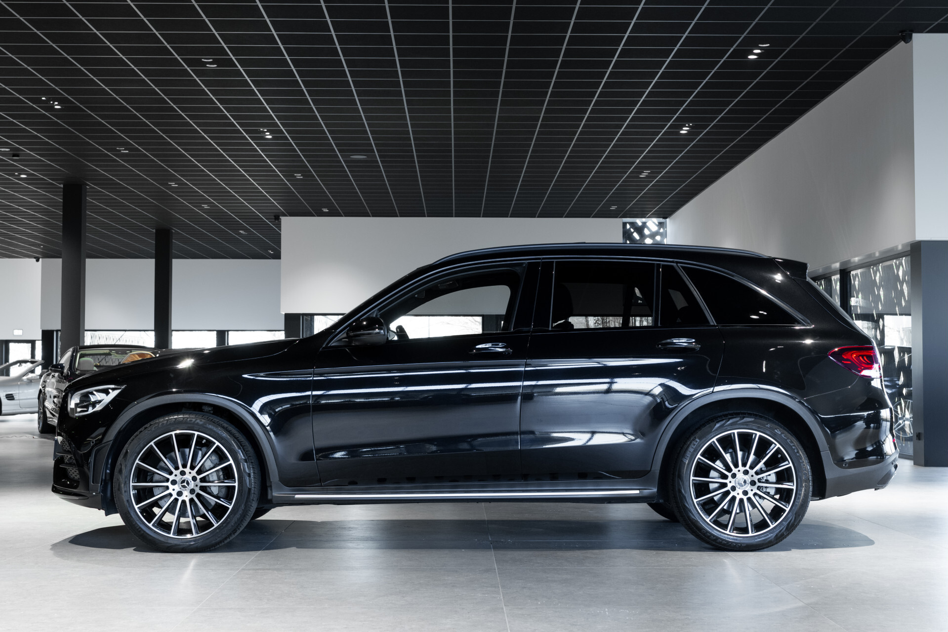 Mercedes-Benz GLC 200 4-M AMG Night | Panorama | 20" | Trekhaak | MBUX | Spoorpakket | Sfeerverlichting | Treeplanken | New Service Foto 4