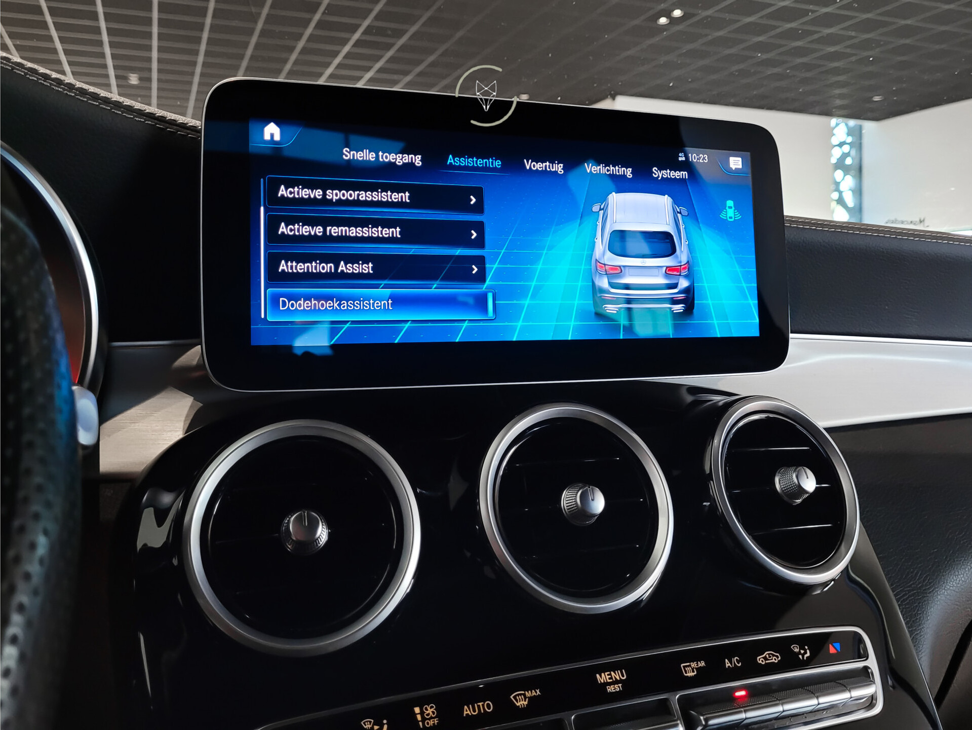 Mercedes-Benz GLC 200 4-M AMG Night | Panorama | 20" | Trekhaak | MBUX | Spoorpakket | Sfeerverlichting | Treeplanken | New Service Foto 18