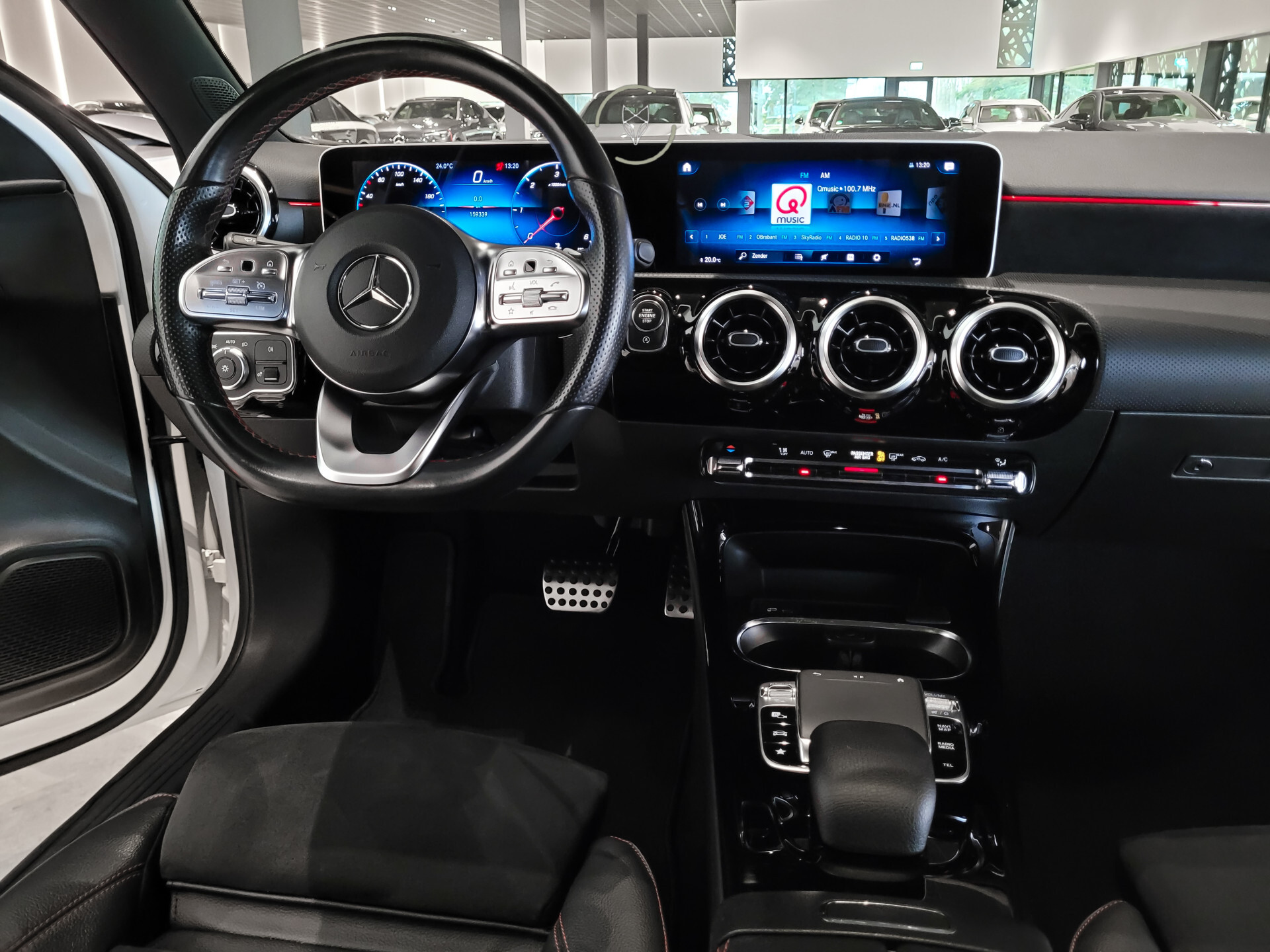 Mercedes-Benz A-Klasse 180 d AMG Night | Panorama | Widescreen | LED | MBUX Aut7 Foto 35