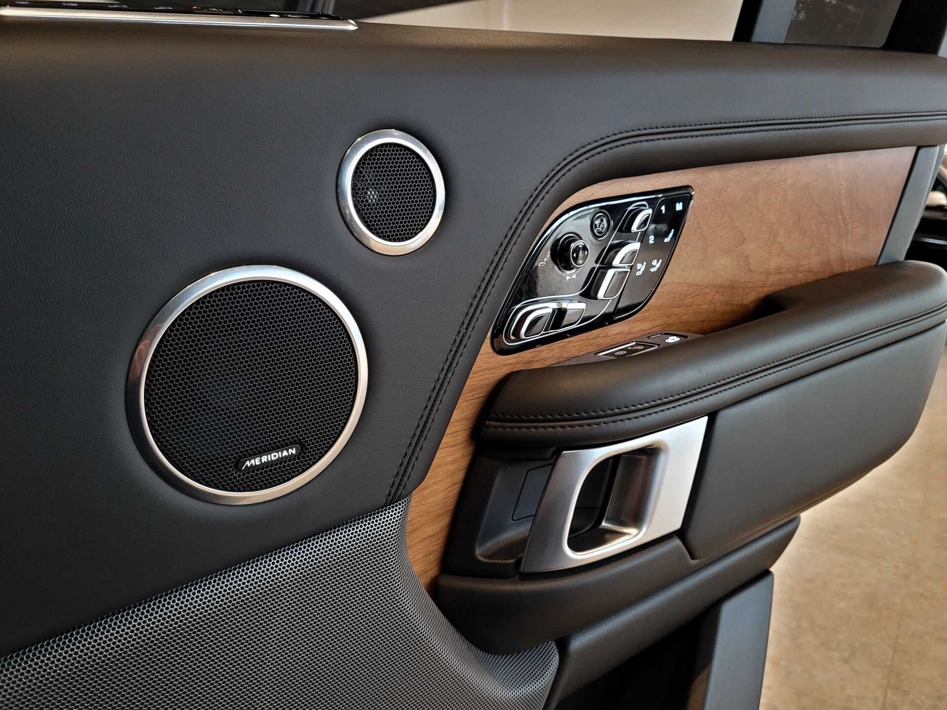 Land Rover Range Rover 4.4 SDV8 Autobiography SVO | Full options | volledig historie | NL auto Foto 35