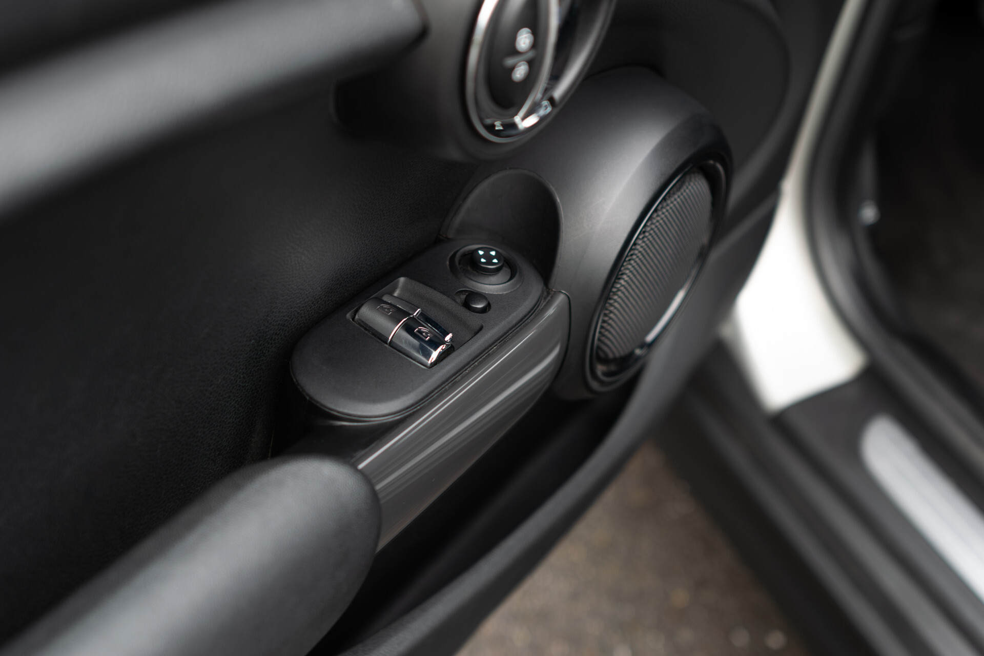 MINI Mini 1.5 Cooper Serious Business Automaat Keyless | Gr-Navi | LED | CC | PDC | Volledige historie Foto 10