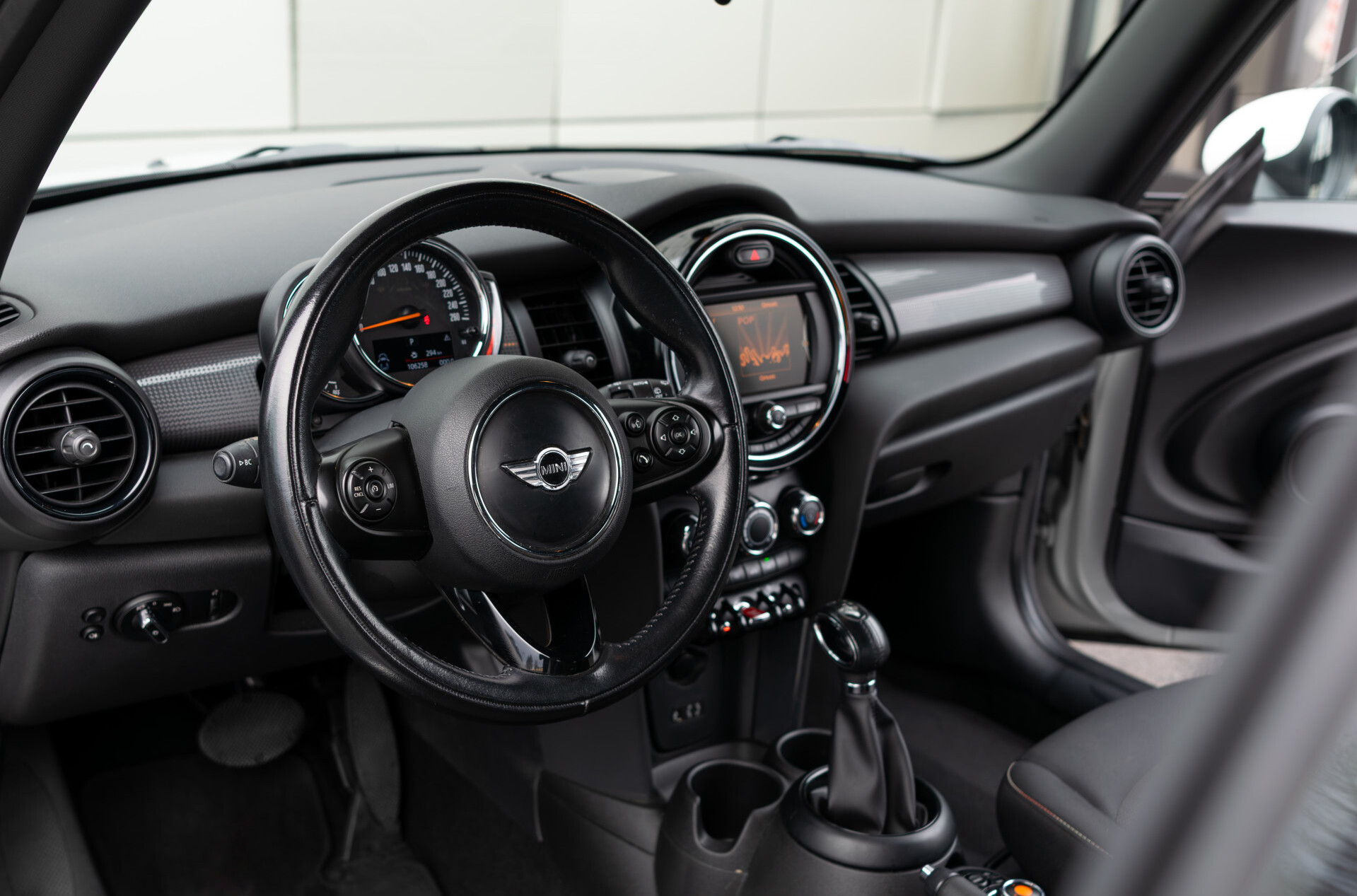 MINI Mini 1.5 Cooper Serious Business Automaat Keyless | Gr-Navi | LED | CC | PDC | Volledige historie Foto 16