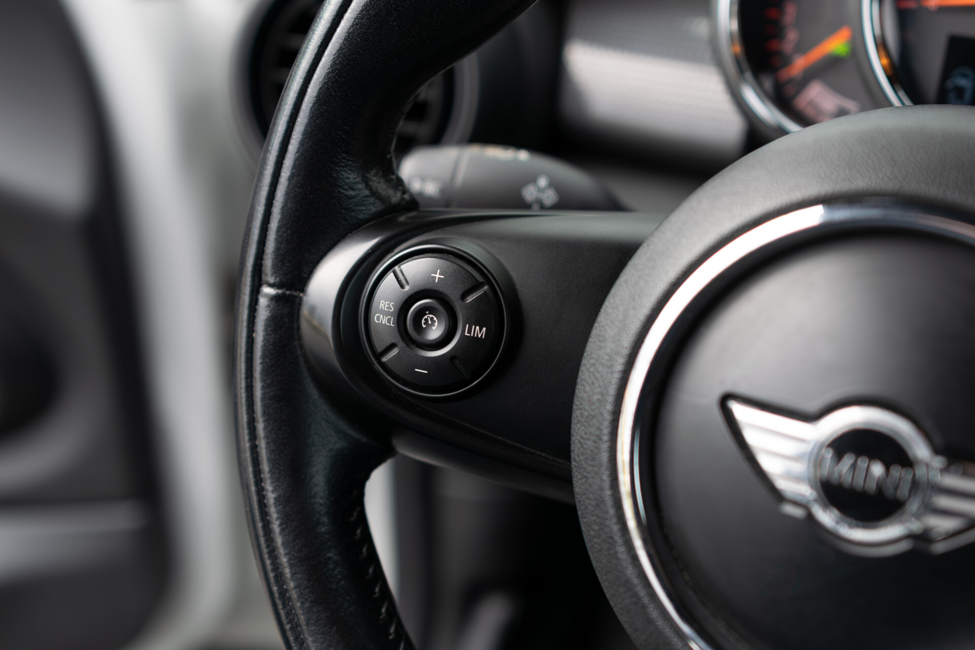 MINI Mini 1.5 Cooper Serious Business Automaat Keyless | Gr-Navi | LED | CC | PDC | Volledige historie Foto 19