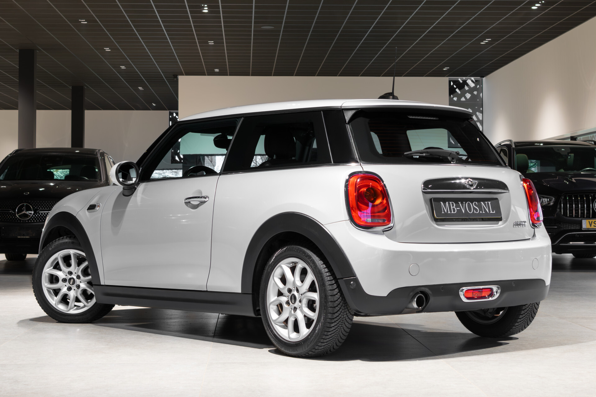 MINI Mini 1.5 Cooper Serious Business Automaat Keyless | Gr-Navi | LED | CC | PDC | Volledige historie Foto 2