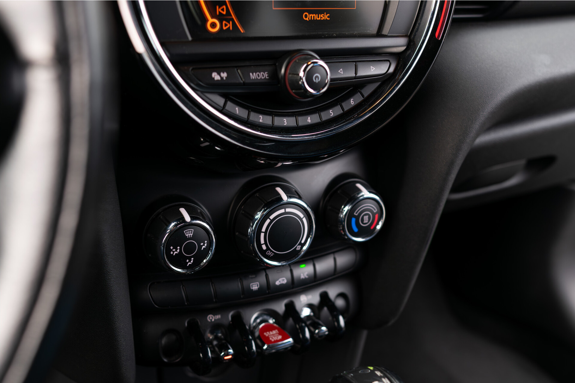 MINI Mini 1.5 Cooper Serious Business Automaat Keyless | Gr-Navi | LED | CC | PDC | Volledige historie Foto 22