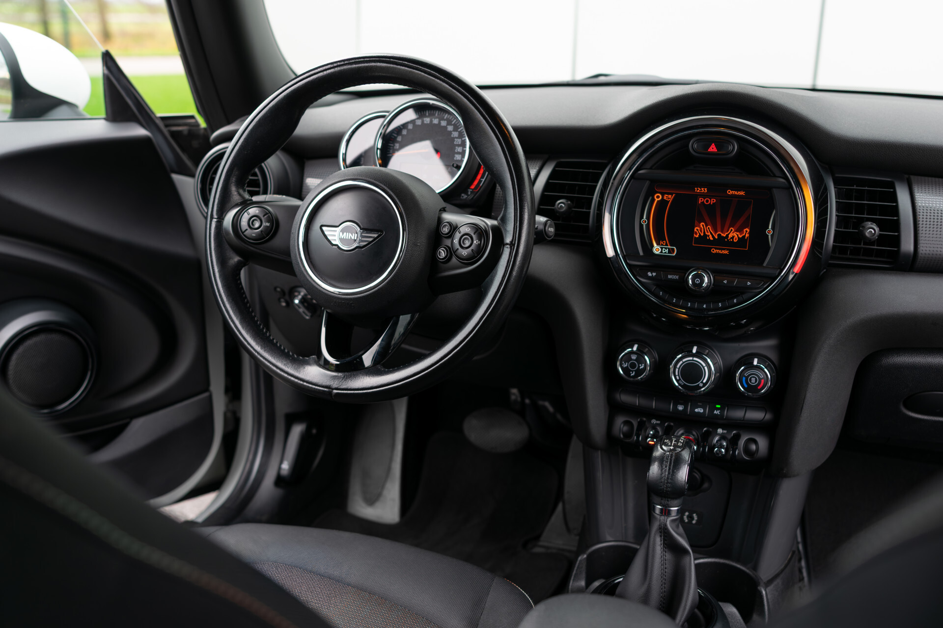 MINI Mini 1.5 Cooper Serious Business Automaat Keyless | Gr-Navi | LED | CC | PDC | Volledige historie Foto 23