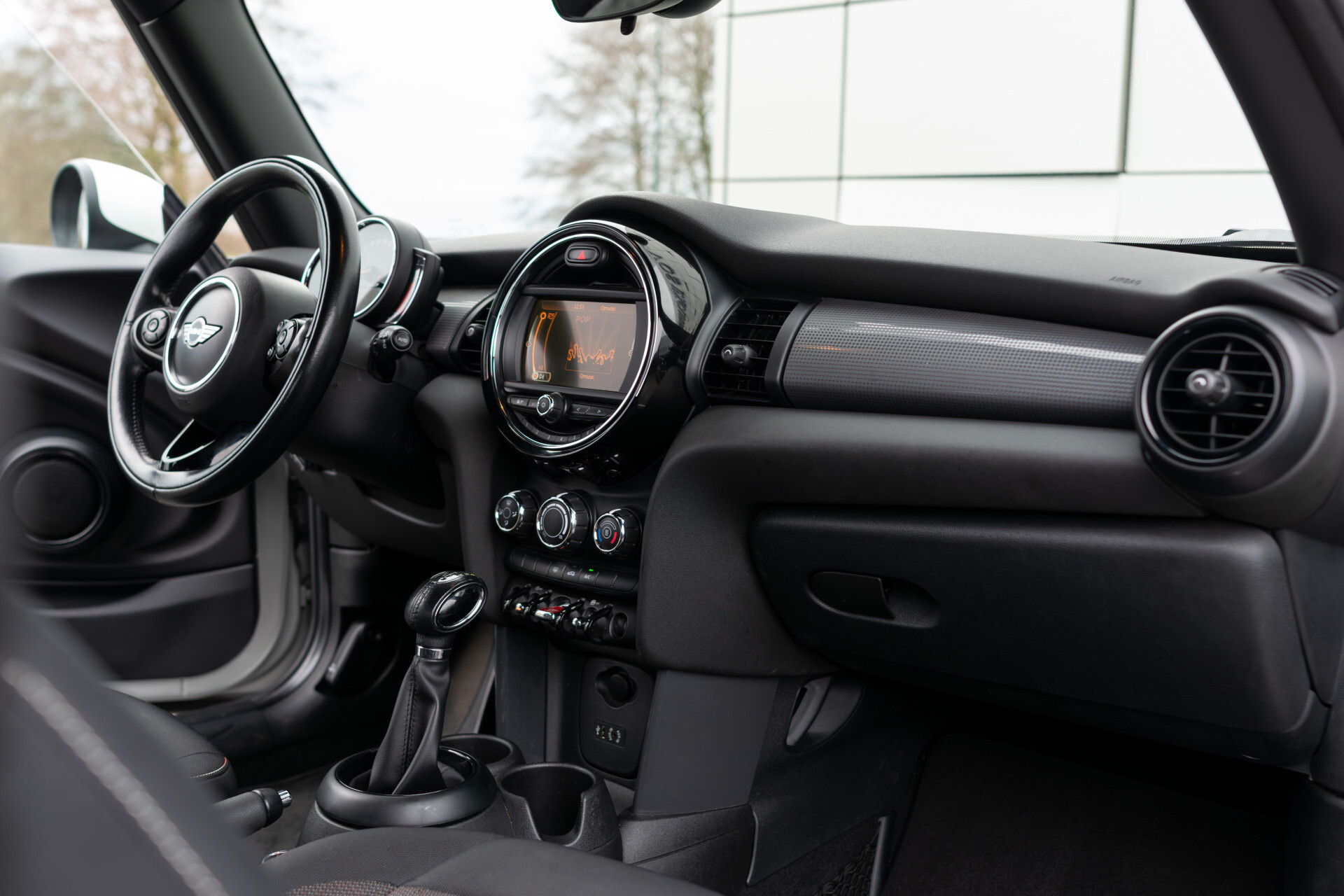 MINI Mini 1.5 Cooper Serious Business Automaat Keyless | Gr-Navi | LED | CC | PDC | Volledige historie Foto 27