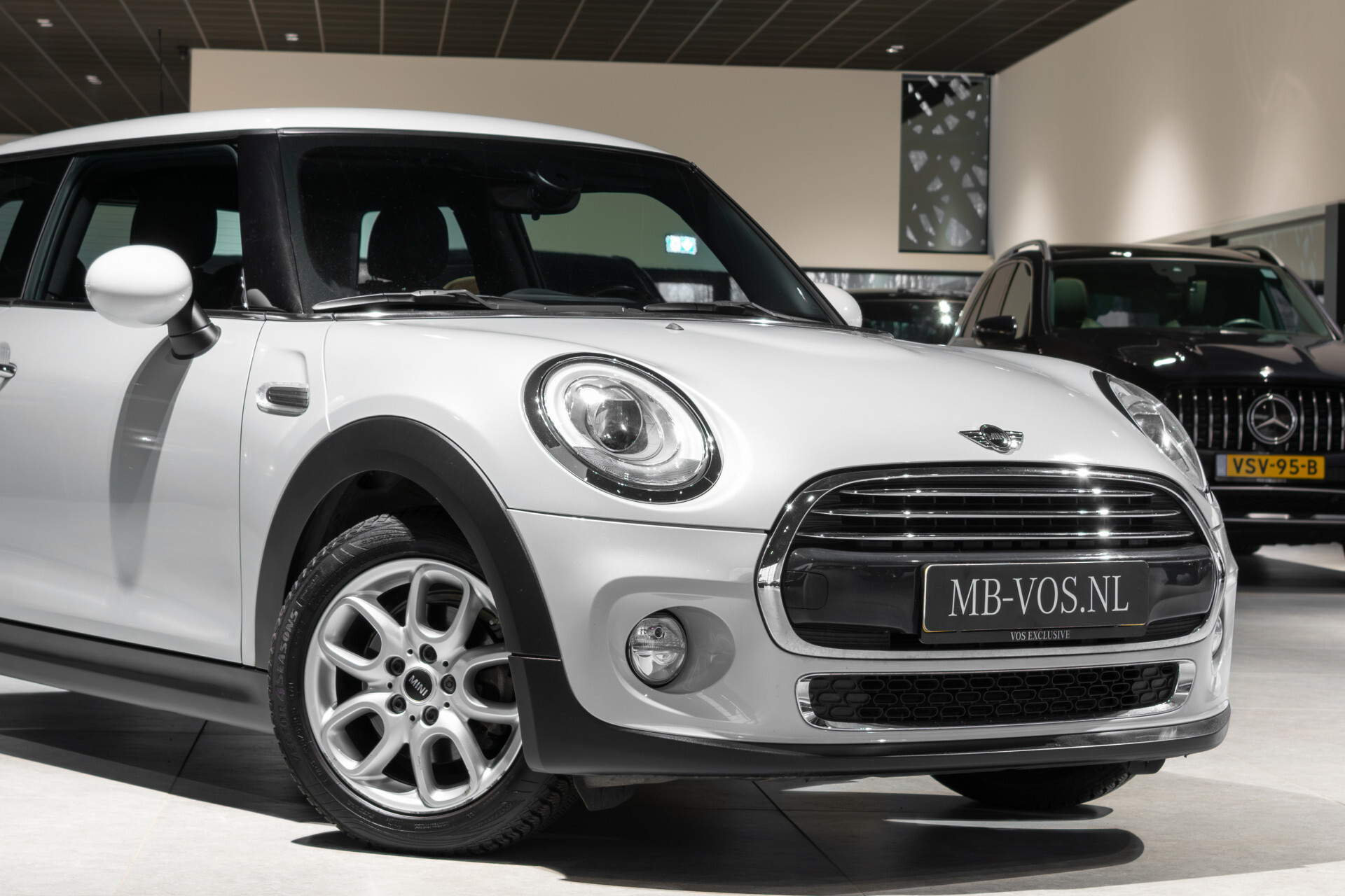 MINI Mini 1.5 Cooper Serious Business Automaat Keyless | Gr-Navi | LED | CC | PDC | Volledige historie Foto 31