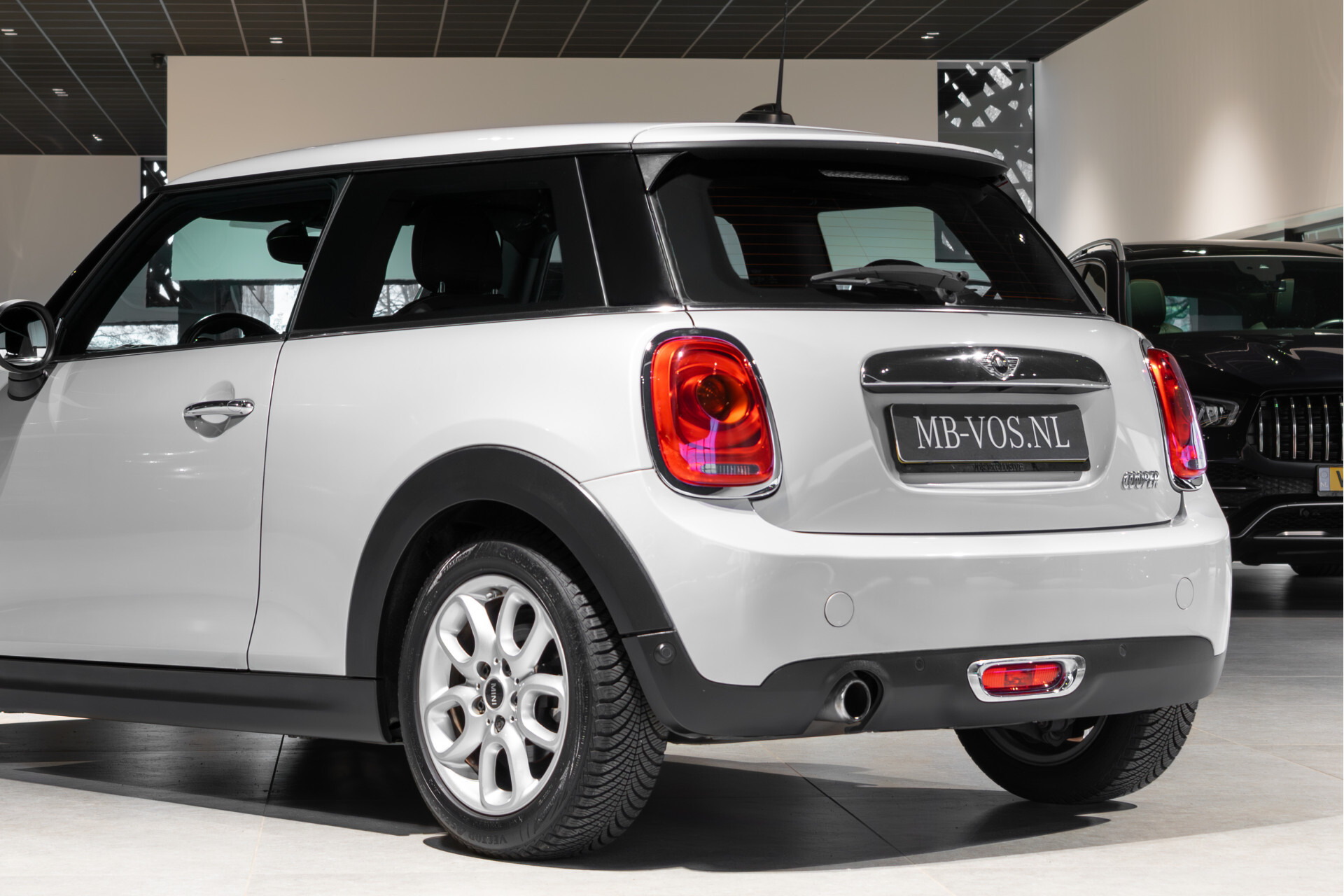 MINI Mini 1.5 Cooper Serious Business Automaat Keyless | Gr-Navi | LED | CC | PDC | Volledige historie Foto 32