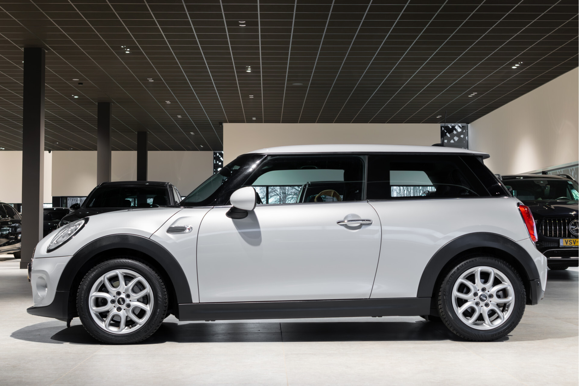 MINI Mini 1.5 Cooper Serious Business Automaat Keyless | Gr-Navi | LED | CC | PDC | Volledige historie Foto 4