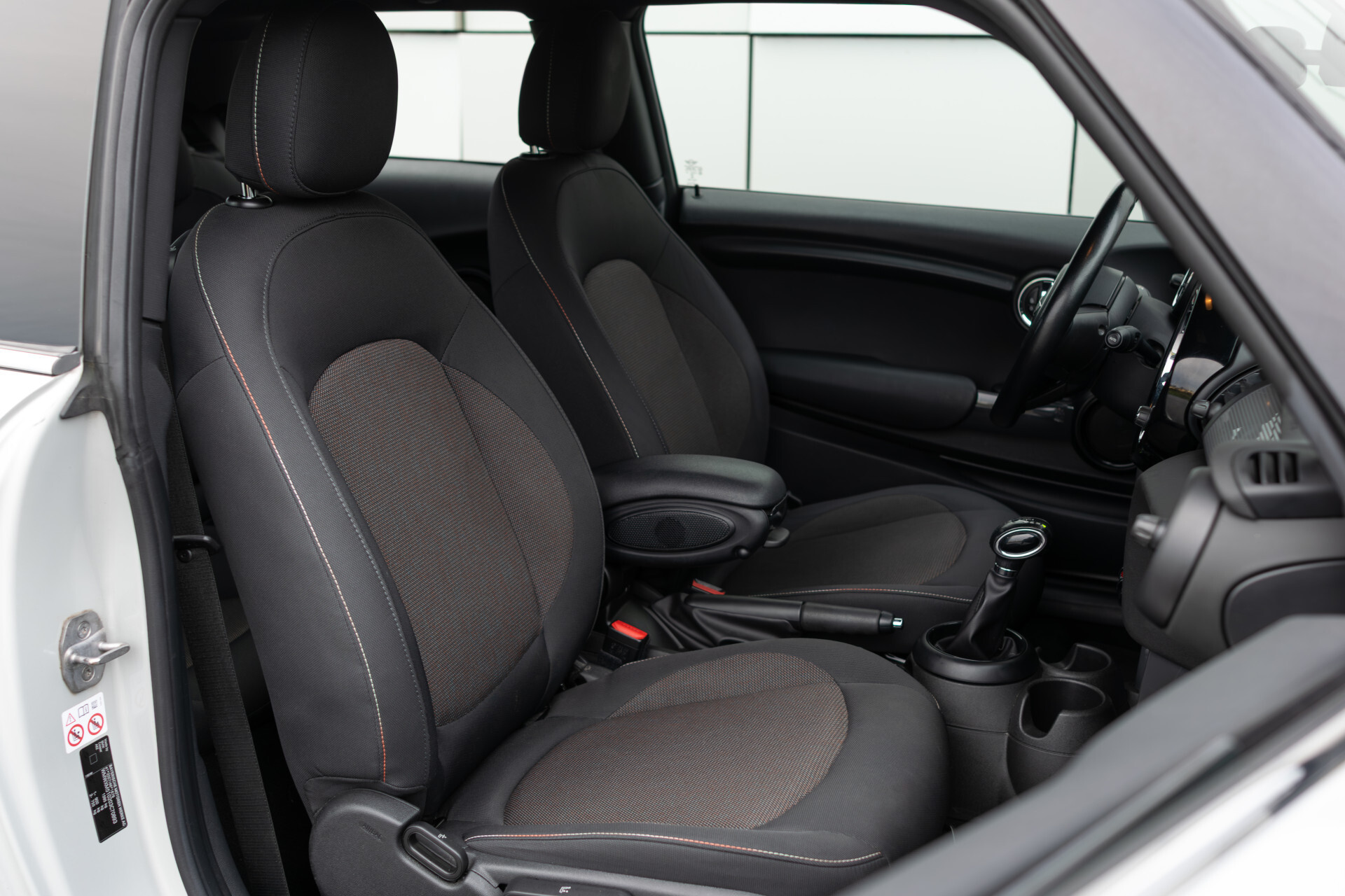 MINI Mini 1.5 Cooper Serious Business Automaat Keyless | Gr-Navi | LED | CC | PDC | Volledige historie Foto 6