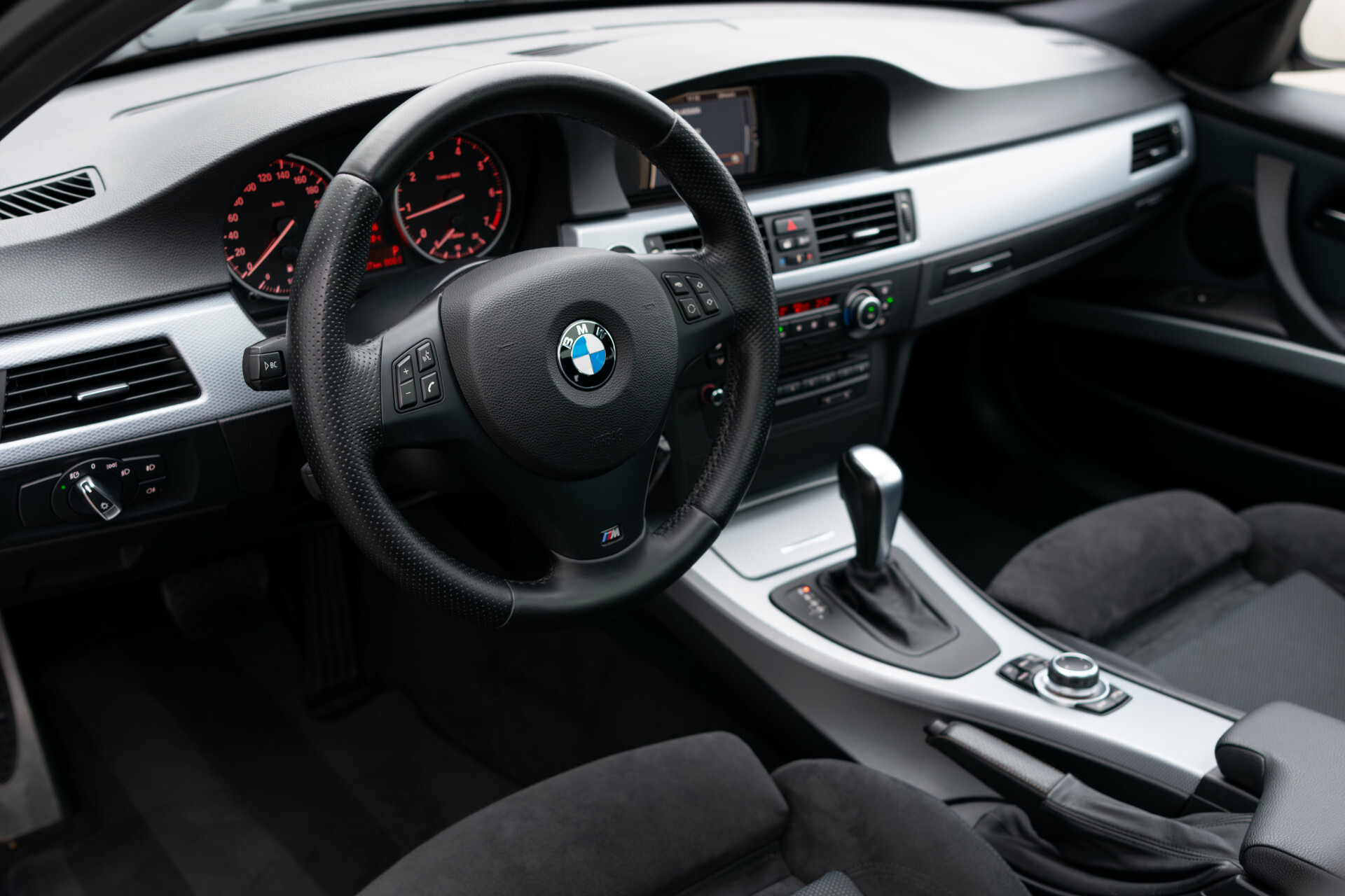 BMW 3 Serie Touring 318i M Sport Edition Pano | Shadowline | Hifi | Trekhaak | Xenon | NL auto | Aut6 Foto 14