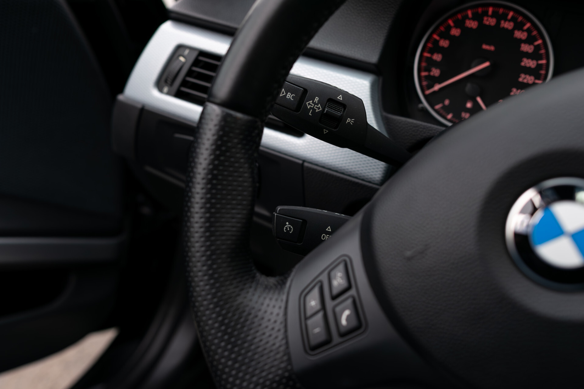 BMW 3 Serie Touring 318i M Sport Edition Pano | Shadowline | Hifi | Trekhaak | Xenon | NL auto | Aut6 Foto 16