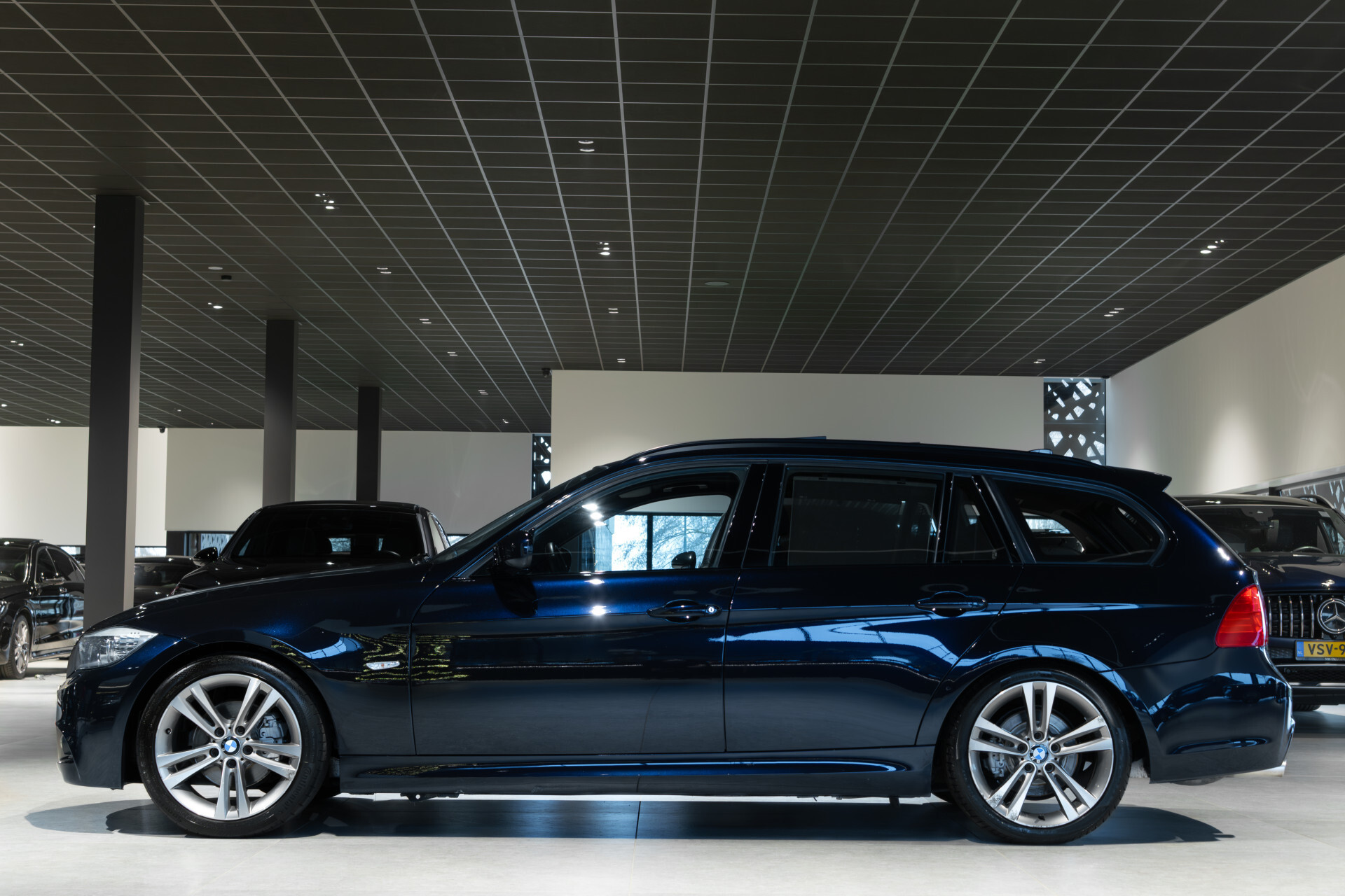 BMW 3 Serie Touring 318i M Sport Edition Pano | Shadowline | Hifi | Trekhaak | Xenon | NL auto | Aut6 Foto 4