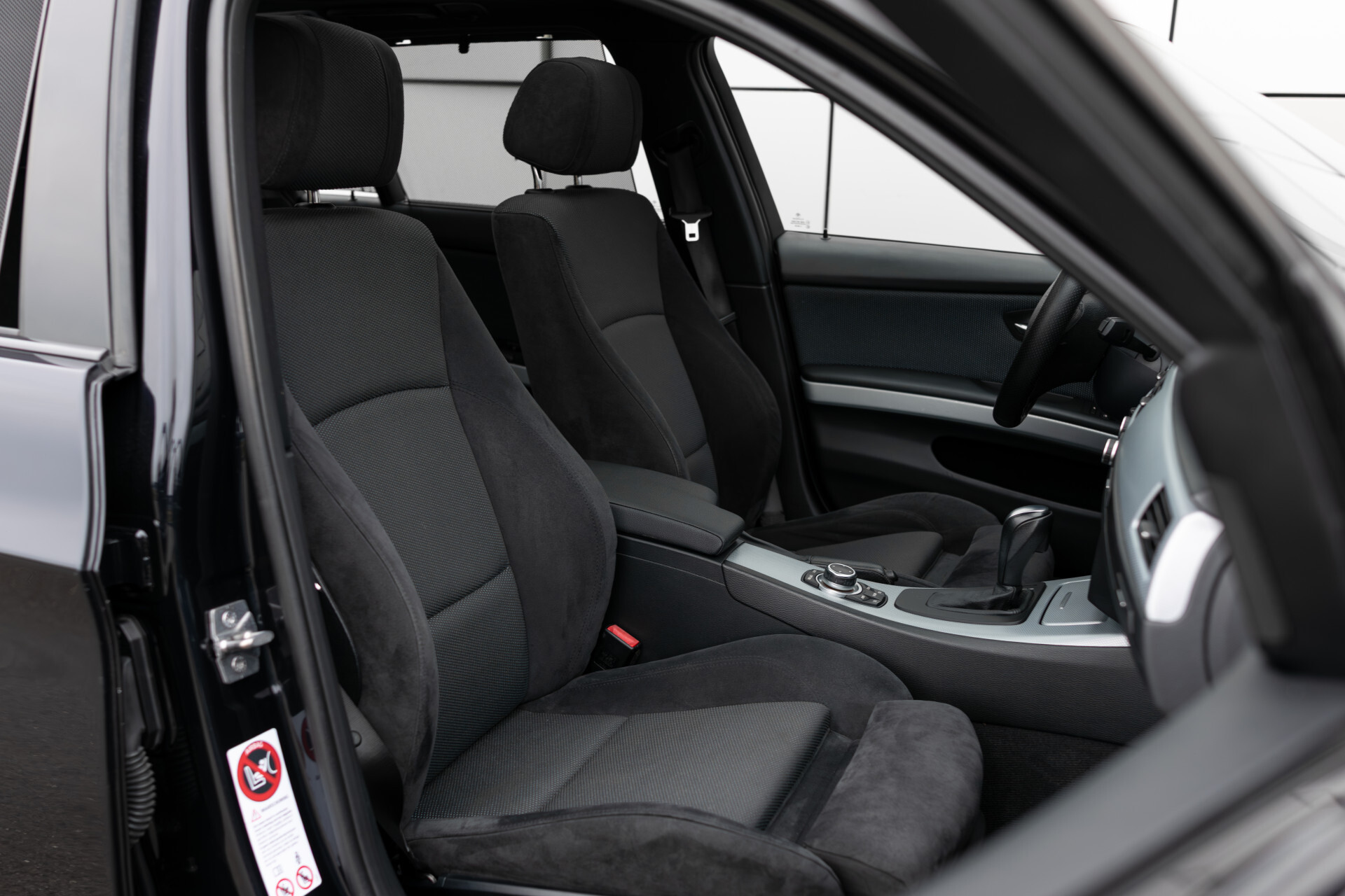 BMW 3 Serie Touring 318i M Sport Edition Pano | Shadowline | Hifi | Trekhaak | Xenon | NL auto | Aut6 Foto 6