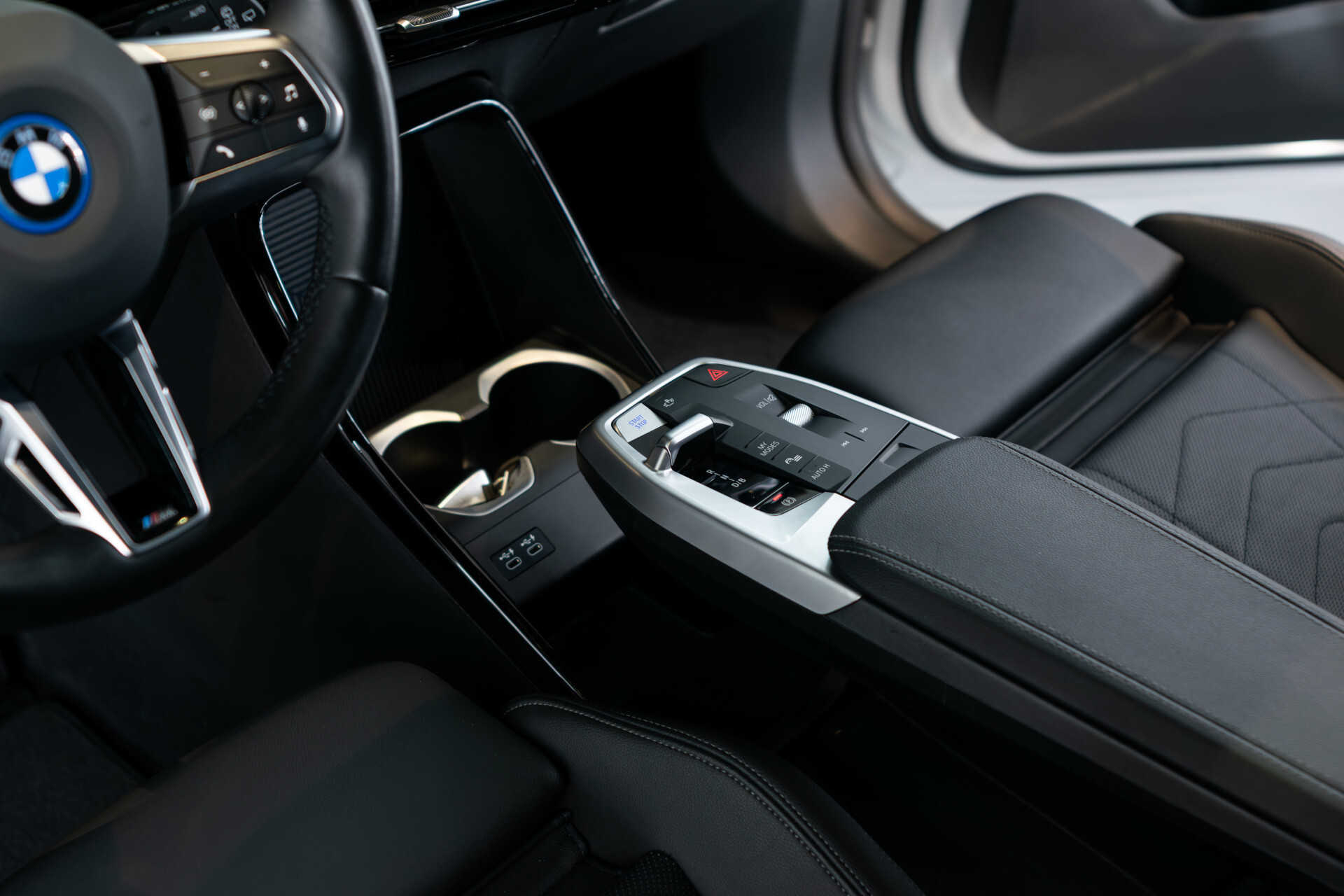 BMW iX1 xDrive30 M-sport Launch Edition 67 kWh Pano | Harman-Kardon | Massage | Incl. BTW Foto 20