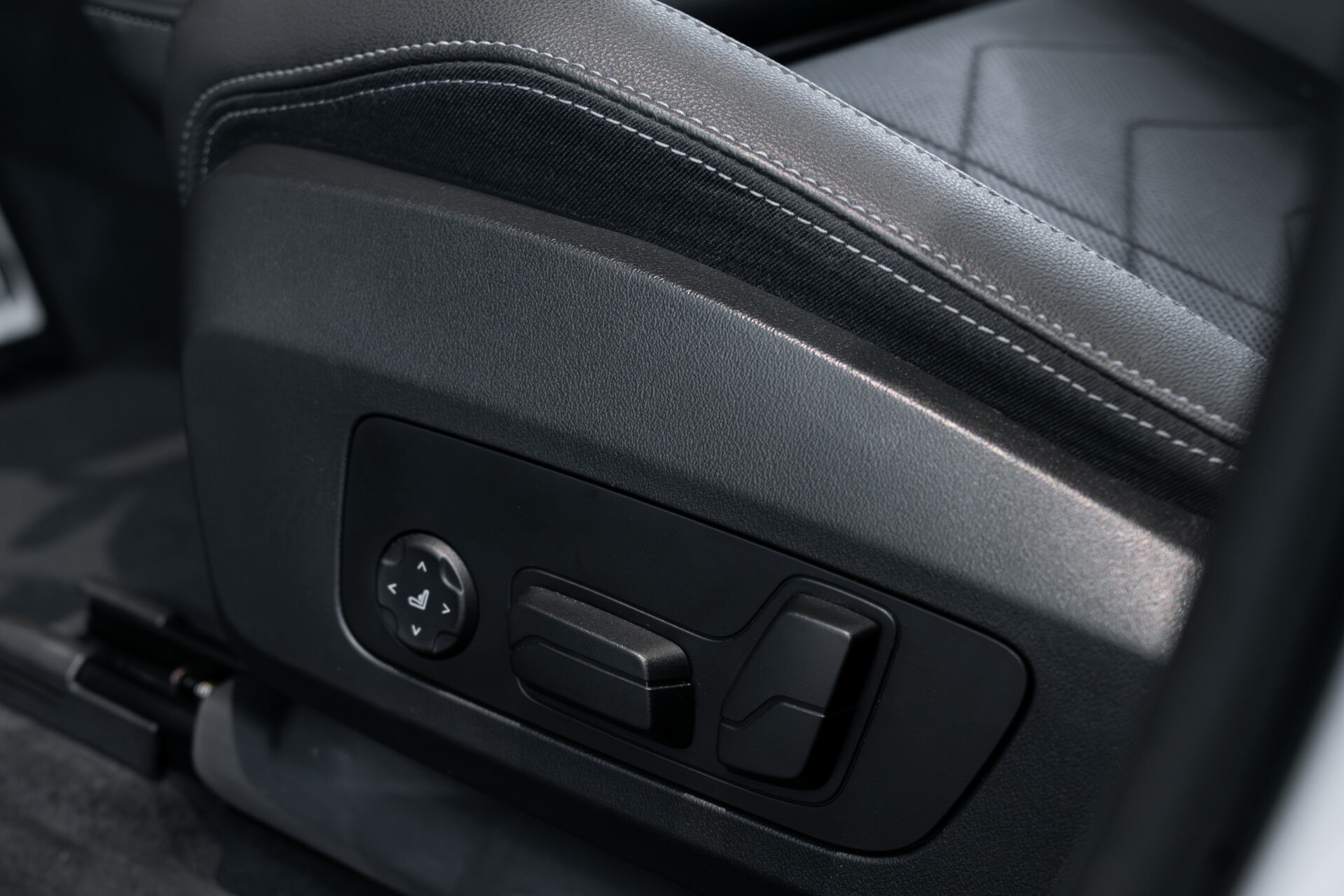 BMW iX1 xDrive30 M-sport Launch Edition 67 kWh Pano | Harman-Kardon | Massage | Incl. BTW Foto 39