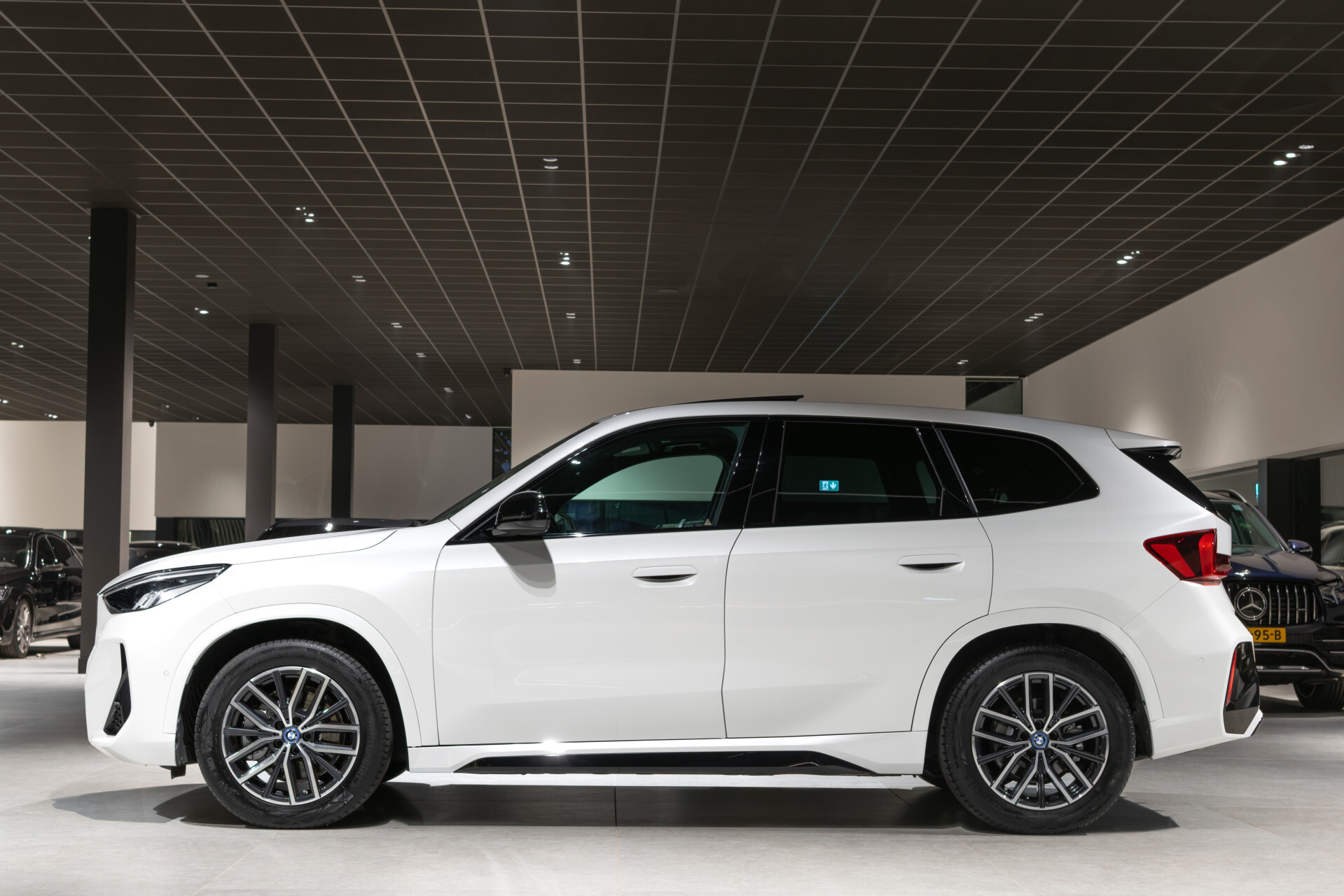 BMW iX1 xDrive30 M-sport Launch Edition 67 kWh Pano | Harman-Kardon | Massage | Incl. BTW Foto 4
