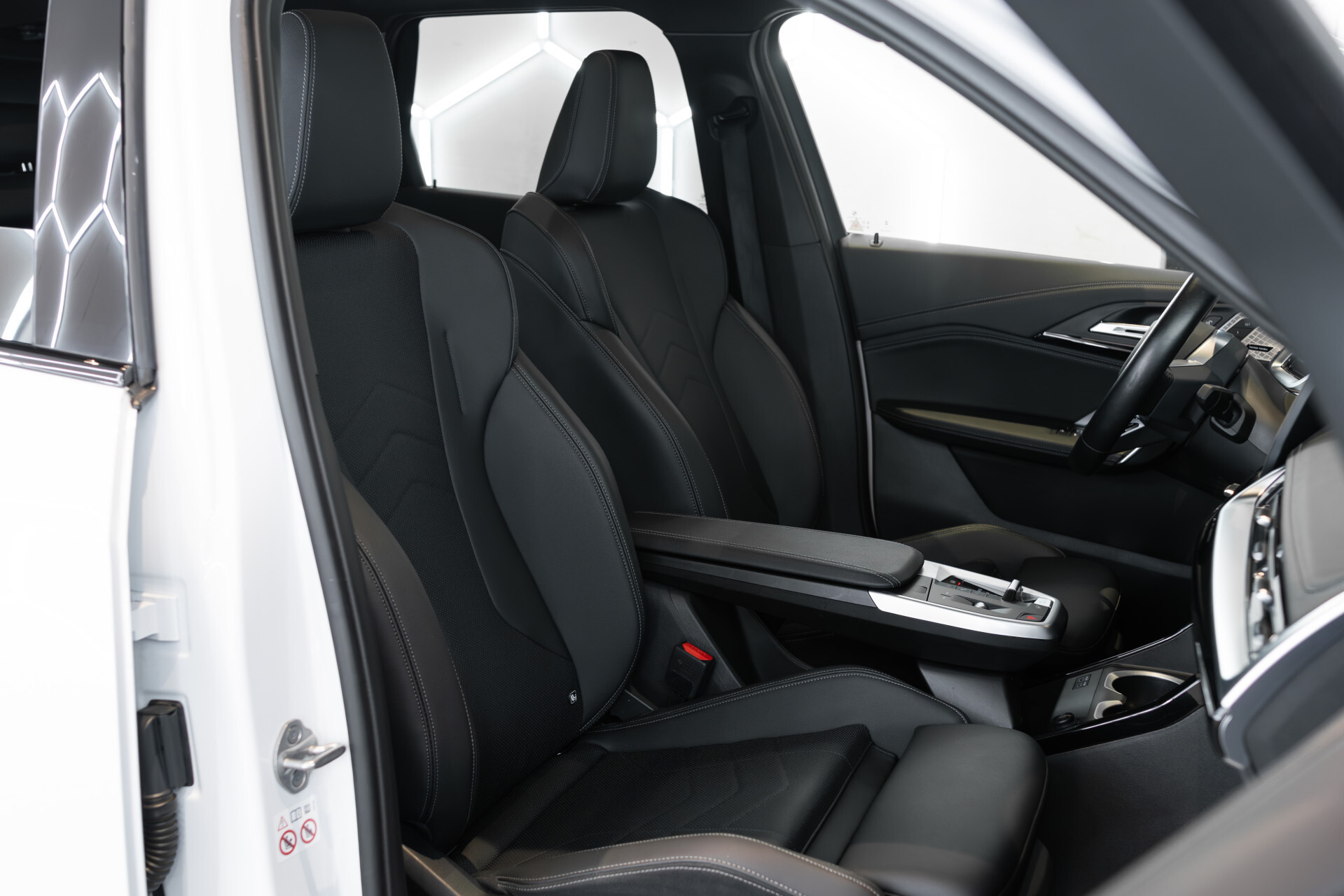 BMW iX1 xDrive30 M-sport Launch Edition 67 kWh Pano | Harman-Kardon | Massage | Incl. BTW Foto 6