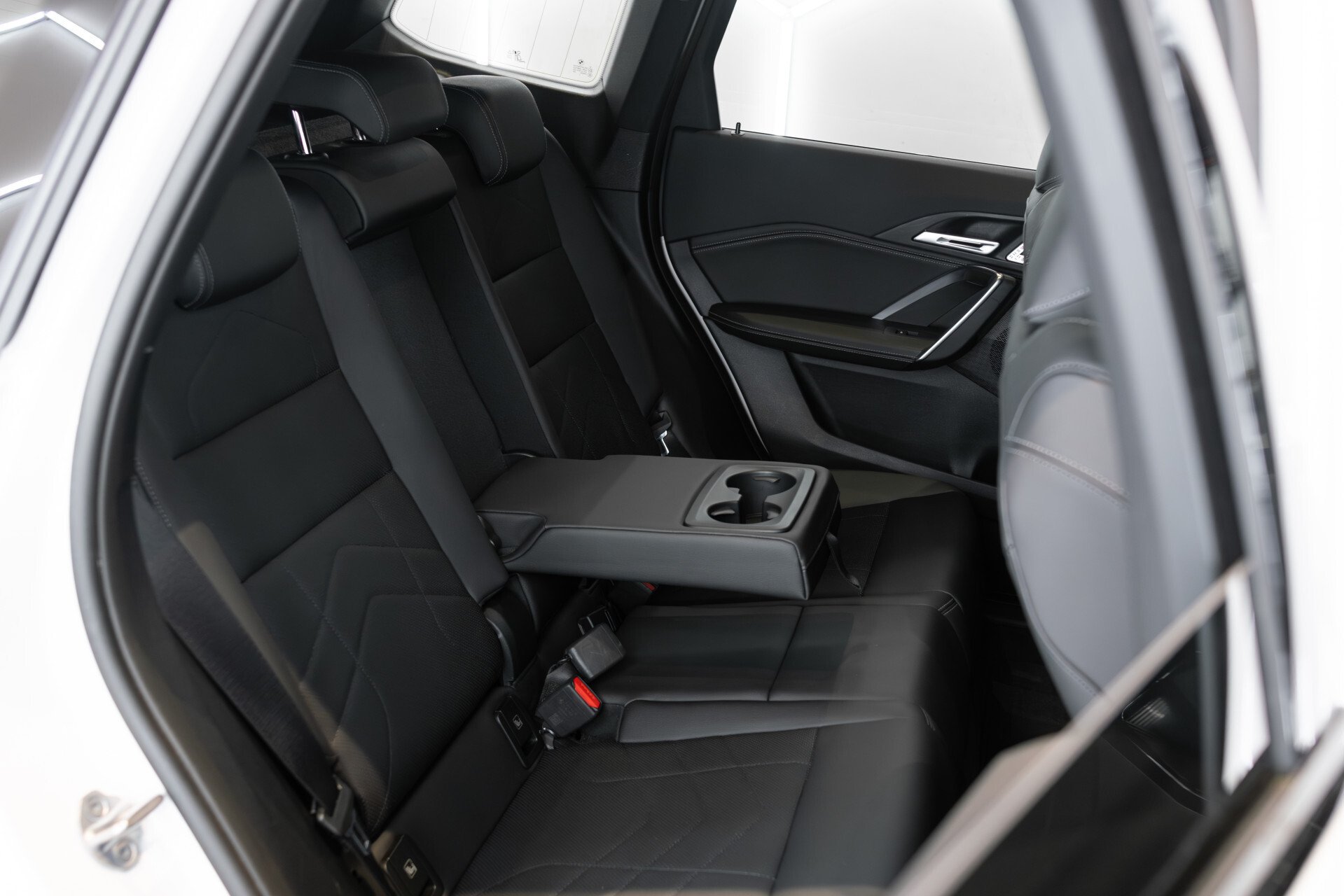 BMW iX1 xDrive30 M-sport Launch Edition 67 kWh Pano | Harman-Kardon | Massage | Incl. BTW Foto 7