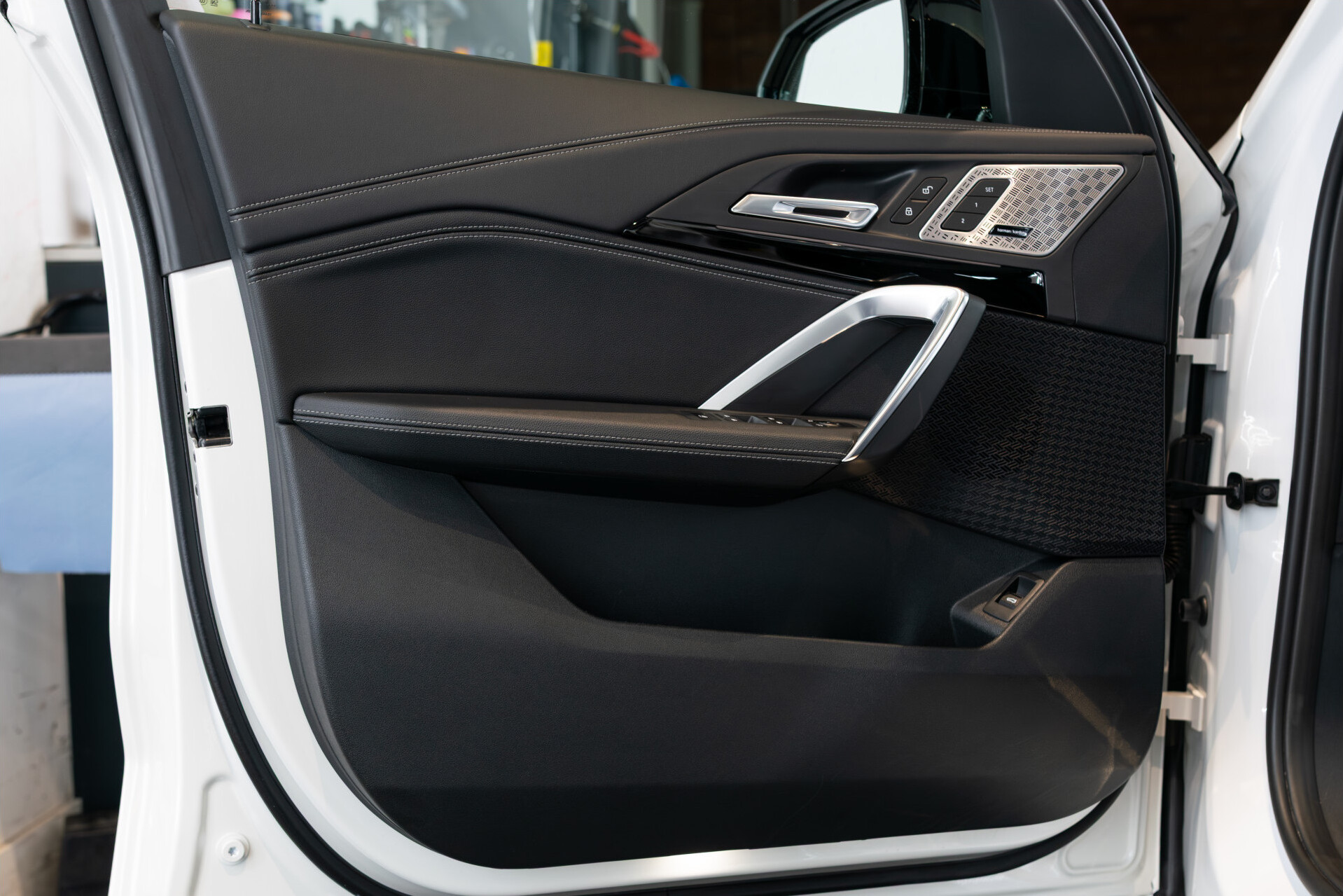 BMW iX1 xDrive30 M-sport Launch Edition 67 kWh Pano | Harman-Kardon | Massage | Incl. BTW Foto 8