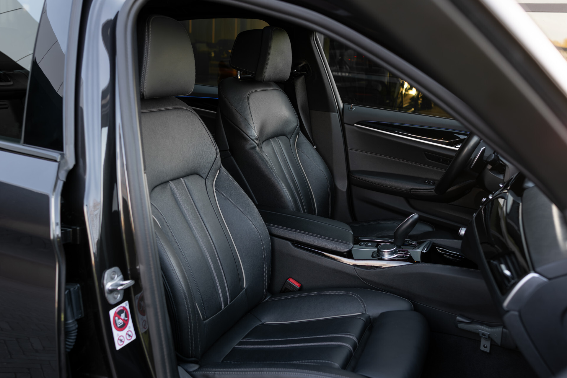 BMW 5 Serie 530i M-sport High Executive | ACC | Keyless | Pano Foto 10