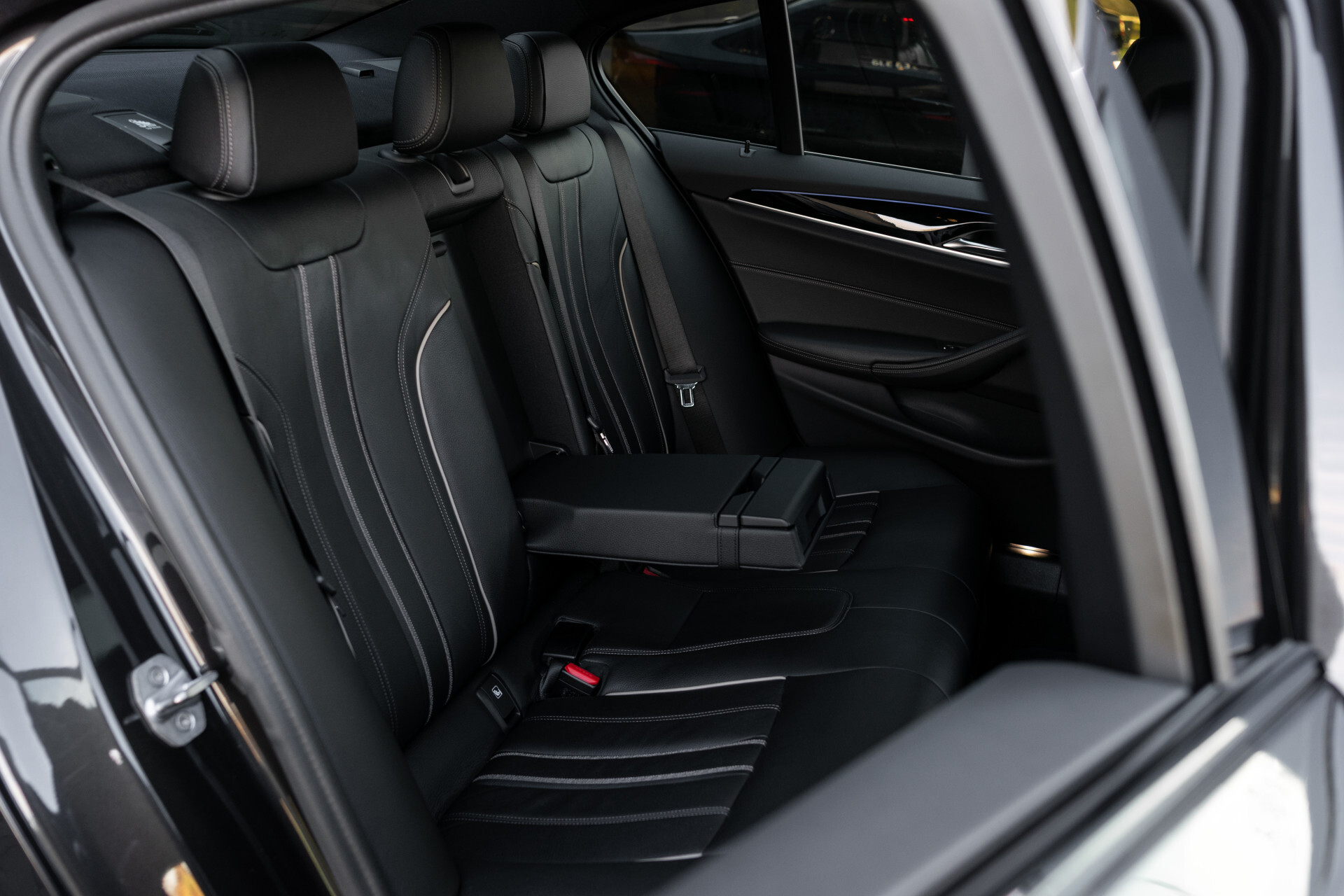 BMW 5 Serie 530i M-sport High Executive | ACC | Keyless | Pano Foto 11