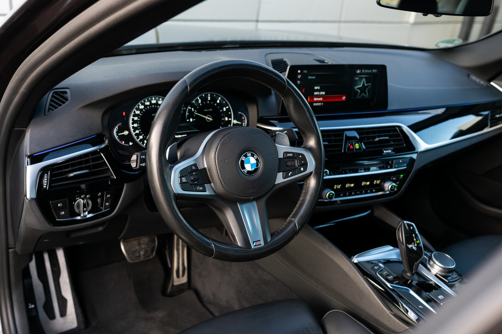 BMW 5 Serie 530i M-sport High Executive | ACC | Keyless | Pano Foto 20