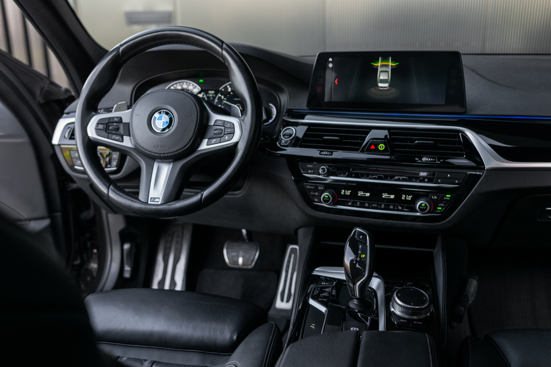 BMW 5 Serie 530i M-sport High Executive | ACC | Keyless | Pano Foto 32
