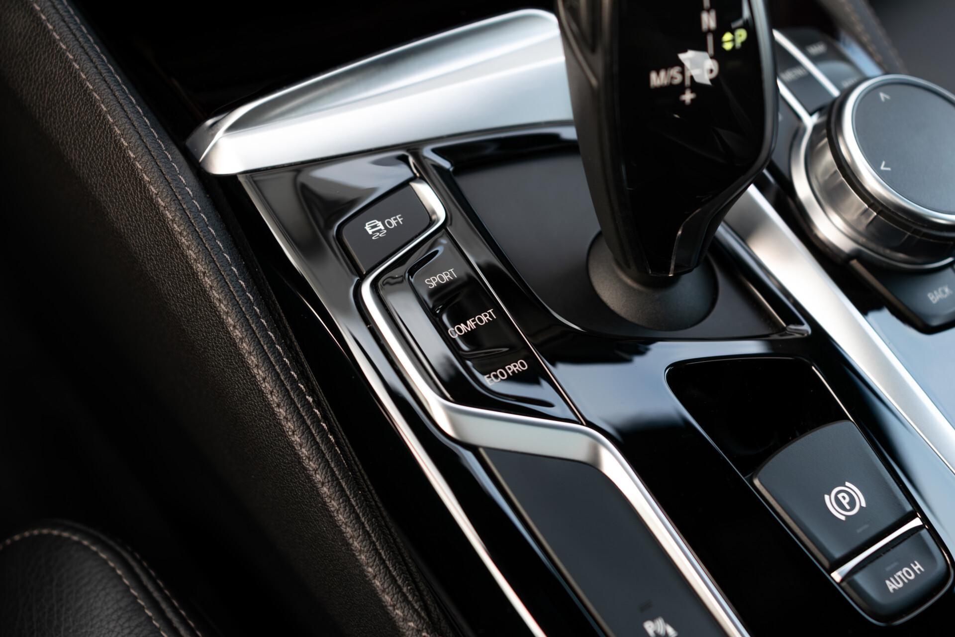 BMW 5 Serie 530i M-sport High Executive | ACC | Keyless | Pano Foto 34