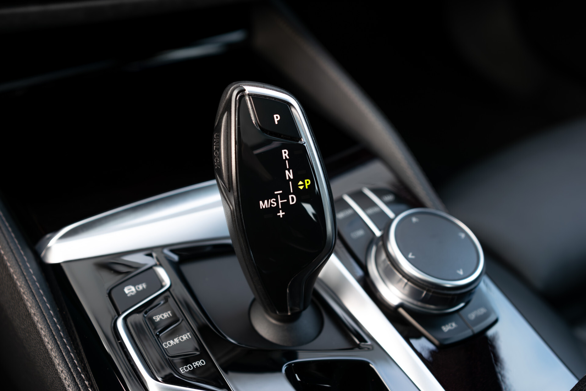 BMW 5 Serie 530i M-sport High Executive | ACC | Keyless | Pano Foto 36