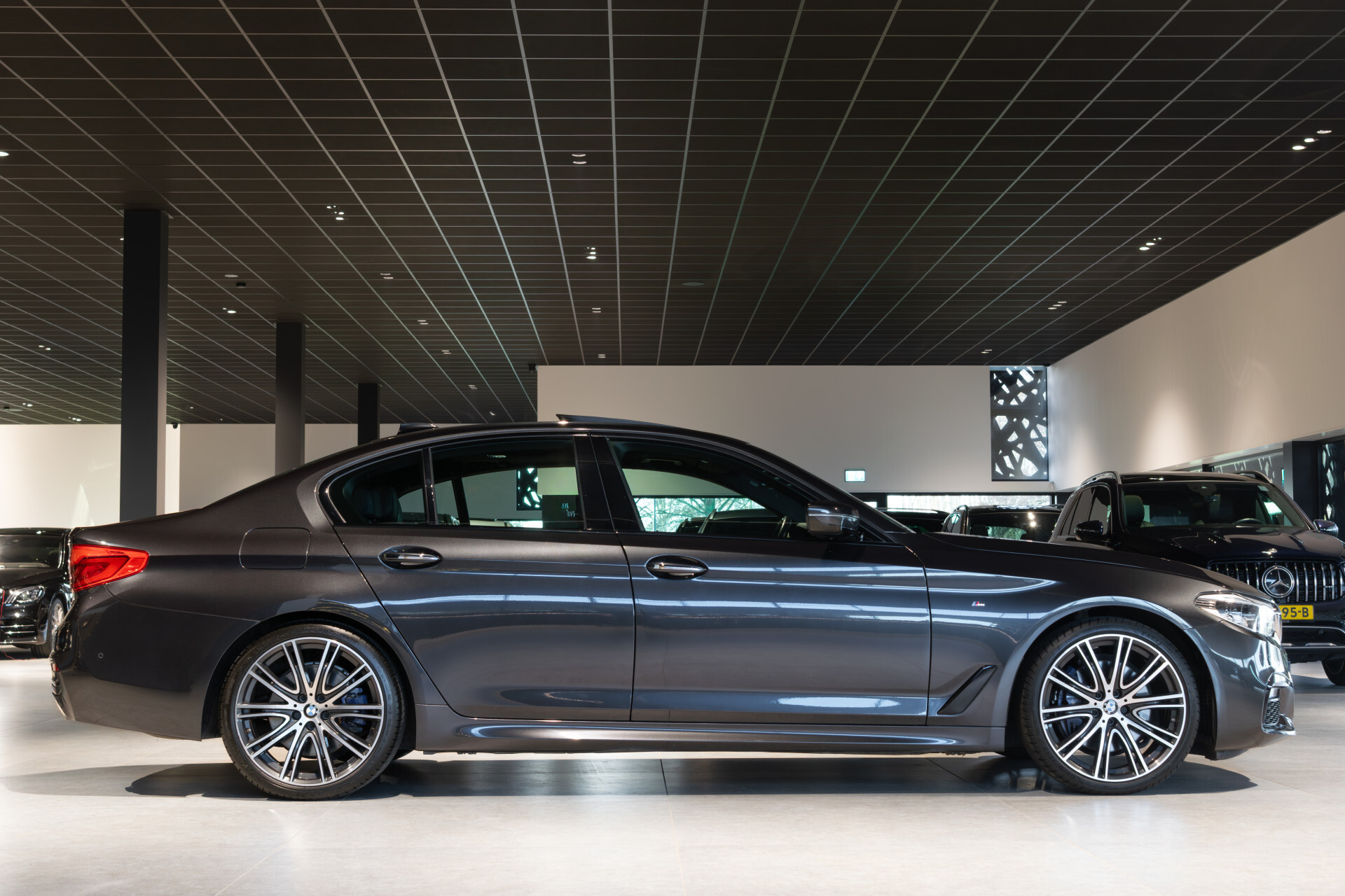 BMW 5 Serie 530i M-sport High Executive | ACC | Keyless | Pano Foto 7