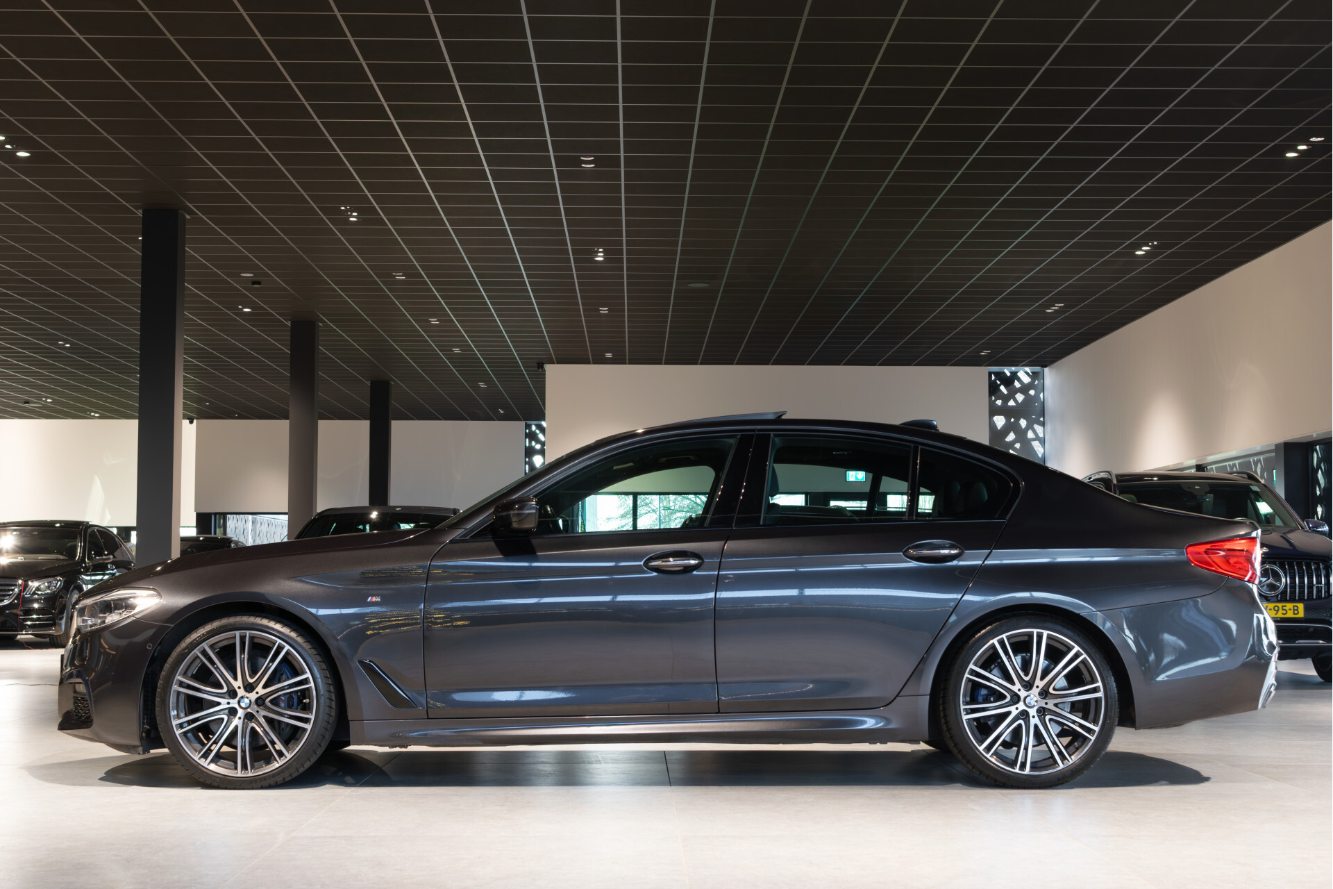 BMW 5 Serie 530i M-sport High Executive | ACC | Keyless | Pano Foto 8
