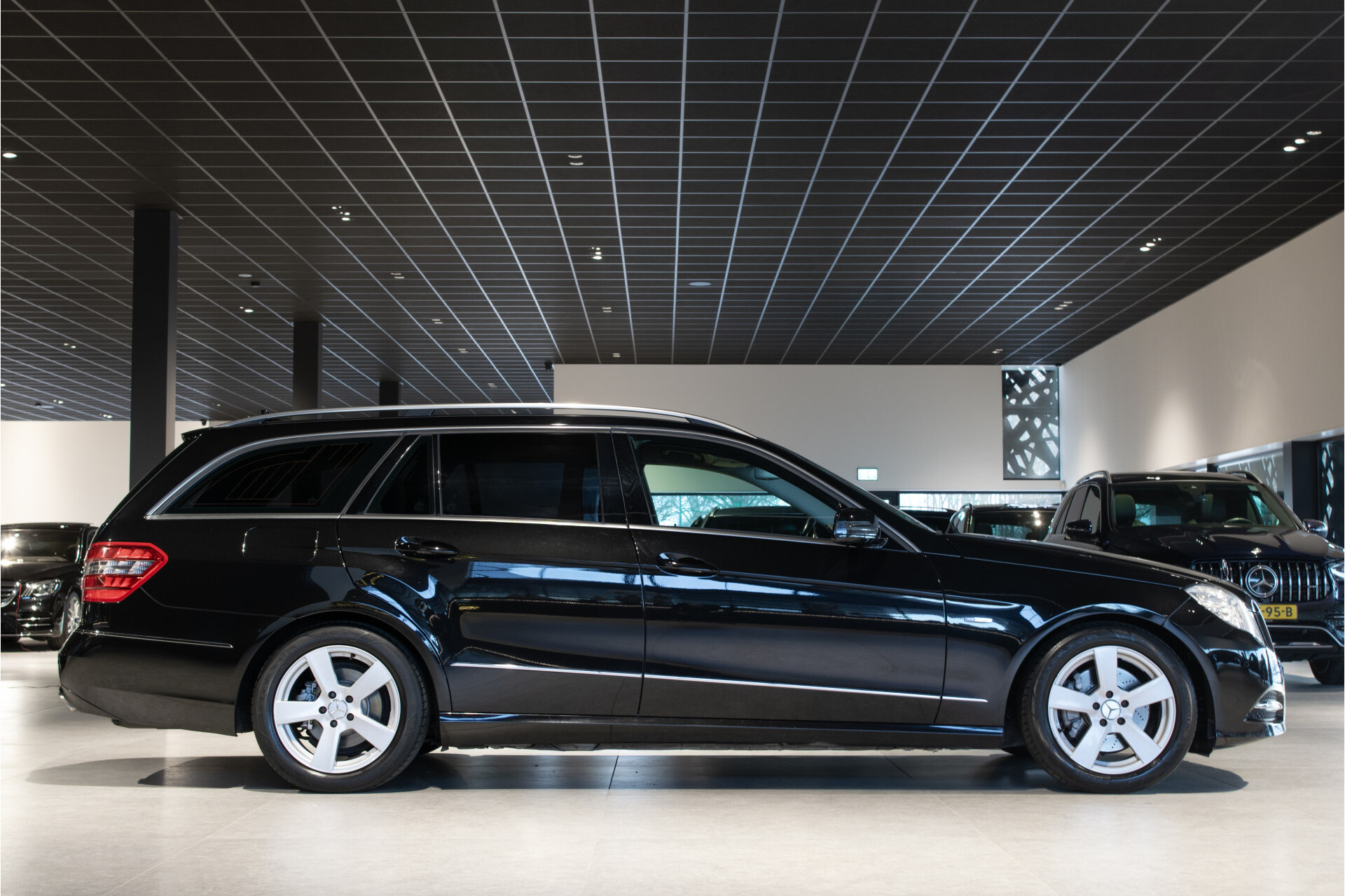 Mercedes-Benz E-Klasse Estate 200 CGI Edition Sport Leder | Trekhaak | Xenon | Verw-stoelen | LED | Privacyglas | Aut7 Foto 3