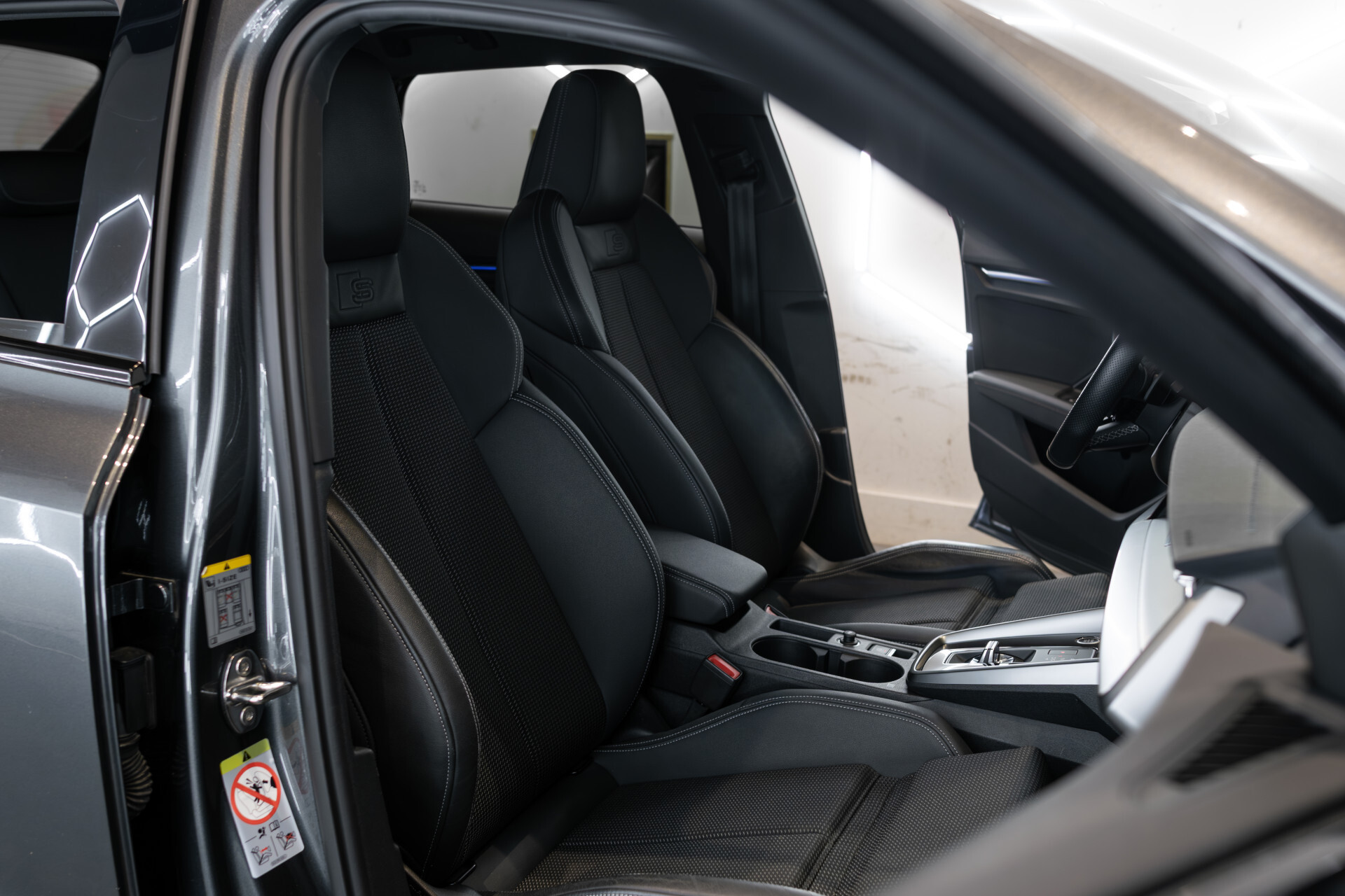 Audi A3 Sportback 30 TFSI S-Line Edition Blackline | Virtual | MMI Plus | Sound | LED | Sportstoelen | 18" | Ambient | New service/apk Foto 10