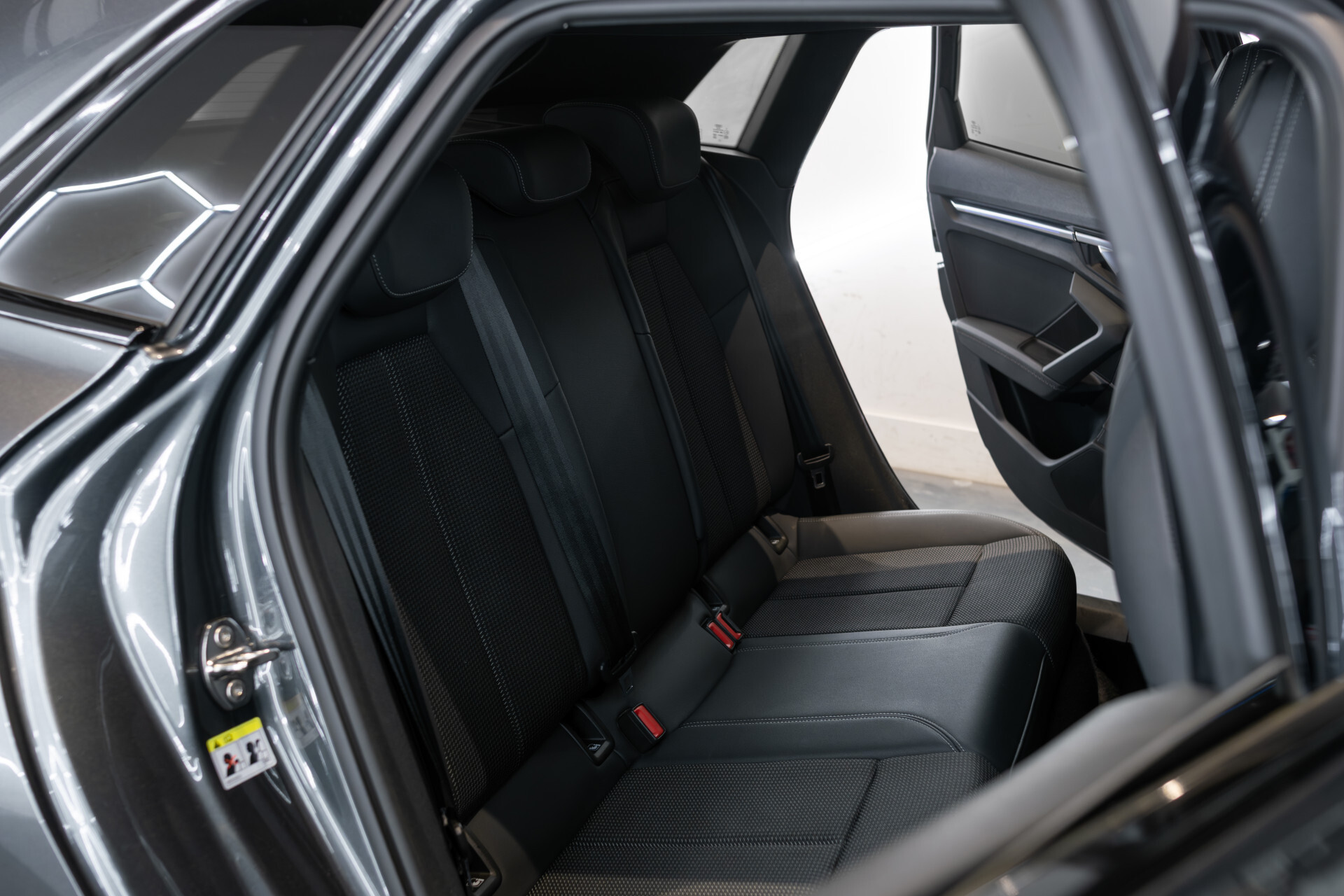 Audi A3 Sportback 30 TFSI S-Line Edition Blackline | Virtual | MMI Plus | Sound | LED | Sportstoelen | 18" | Ambient | New service/apk Foto 11