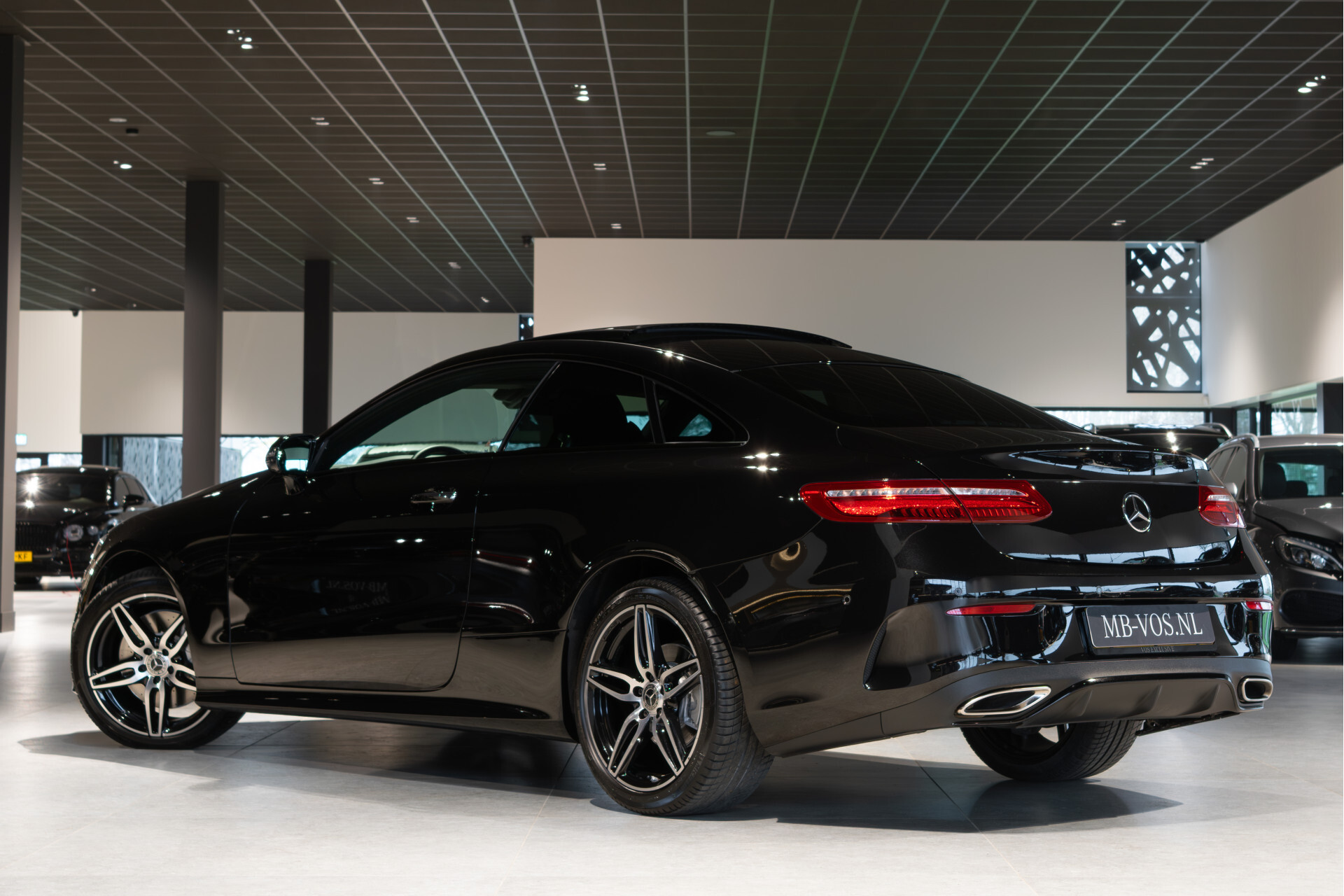 Mercedes-Benz E-Klasse Coupé 300 AMG Night | Pano | Keylessf | Distronic | Burmester | Mem | Flowing Lines Foto 2