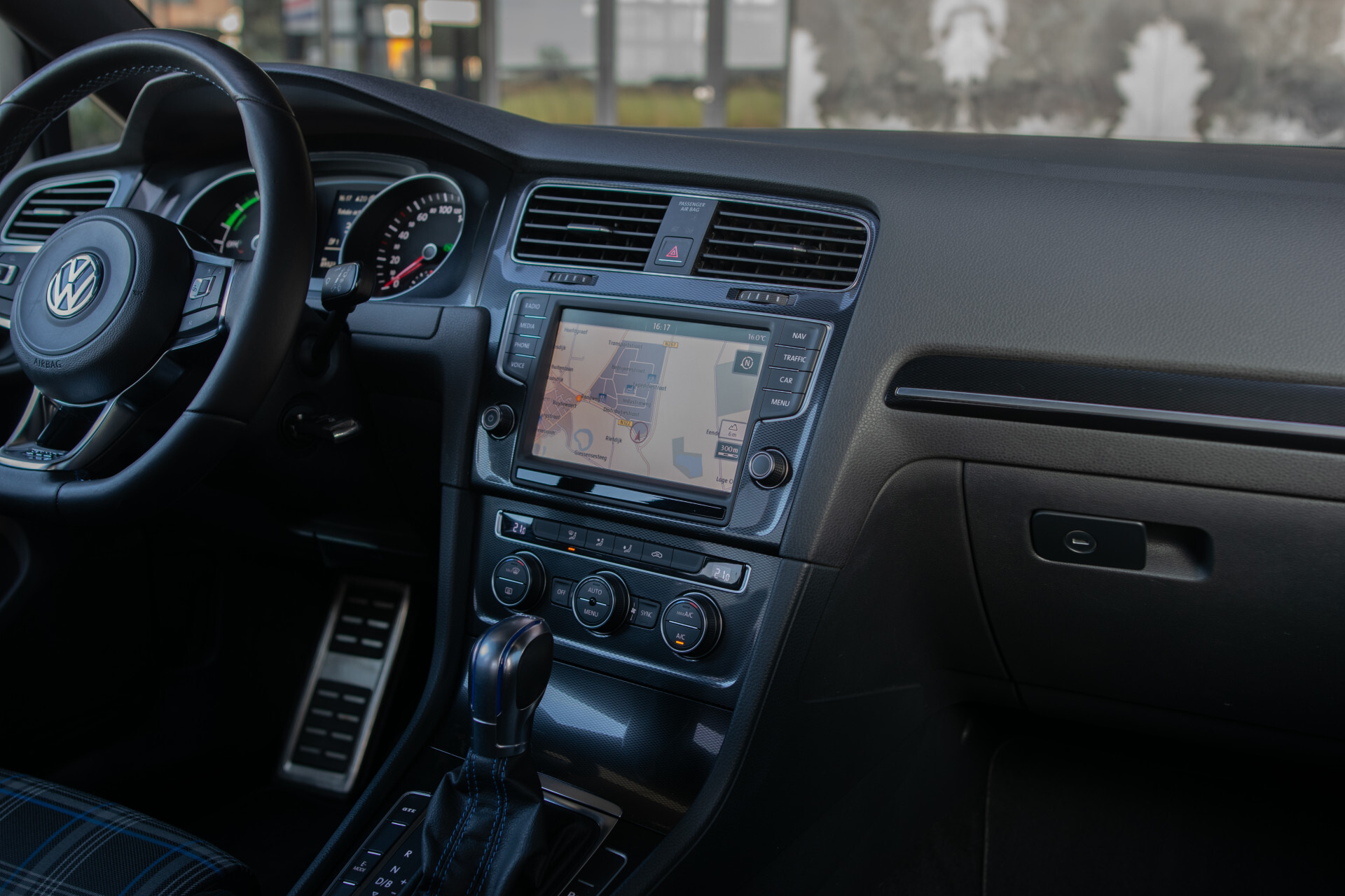 Volkswagen Golf 1.4 TSI GTE Executive Plus | 1ste eigenaar | New Service | Trekhaak | Sportstoelen | LED | 18" | ECC | SOH 83% | Cruise Control Foto 50