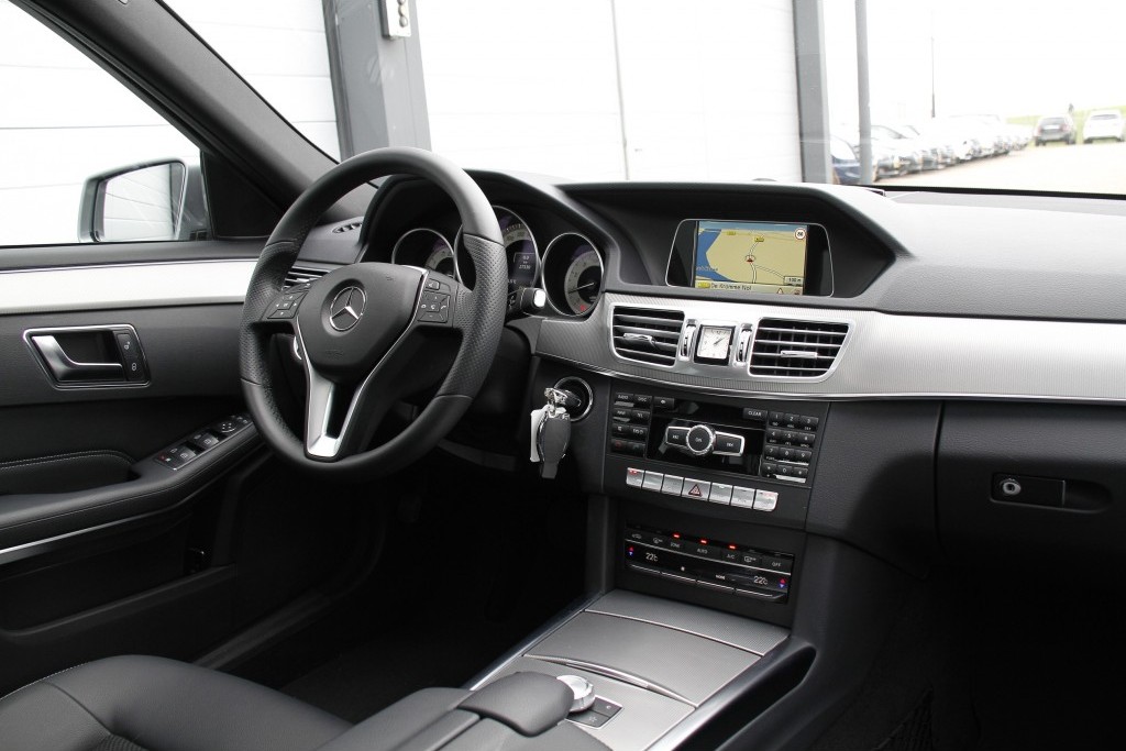 Mercedes-Benz E-Klasse 200 Avantgarde Schuifdak/ILS/3D-Navi/Wiss NW MODEL Aut7 Foto 5