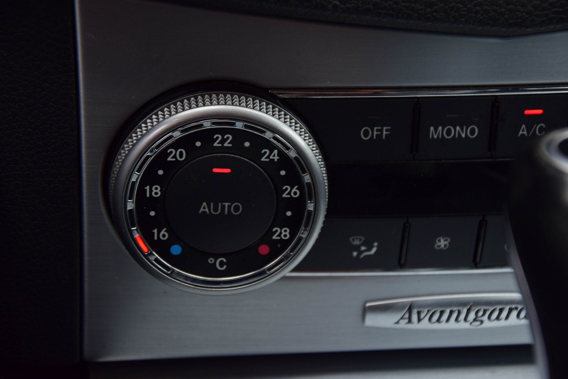 Mercedes-Benz C-Klasse 180 CGI BE Avantgarde Comand/DVD/Pts Aut5 Foto 13