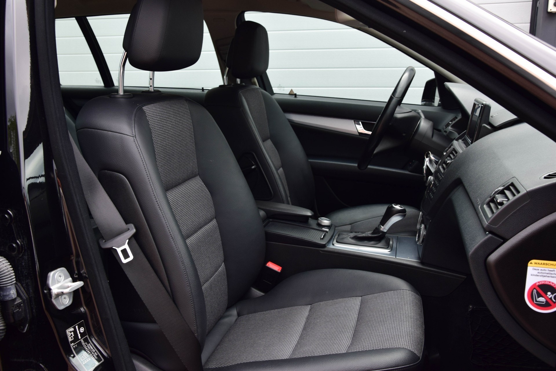 Mercedes-Benz C-Klasse 180 CGI BE Avantgarde Comand/DVD/Pts Aut5 Foto 3